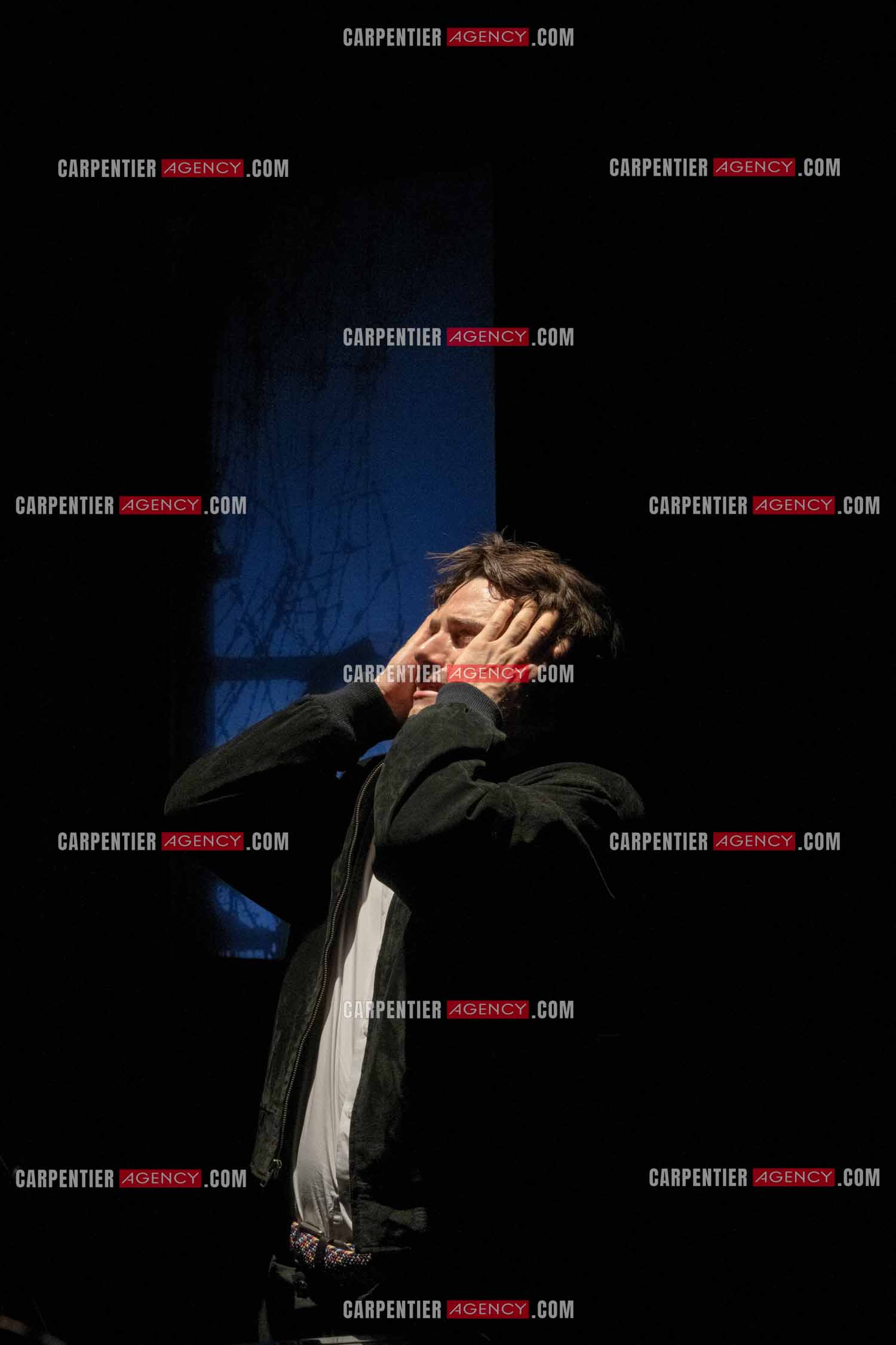 Filage de la pièce “ VIEILLES CHANSONS MALÉFIQUES “ au théâtre Le Chien Qui Fume à Avignon. La pièce est Interprétée par Tom Novembre et Nicolas Verdier. ( Exclusif )