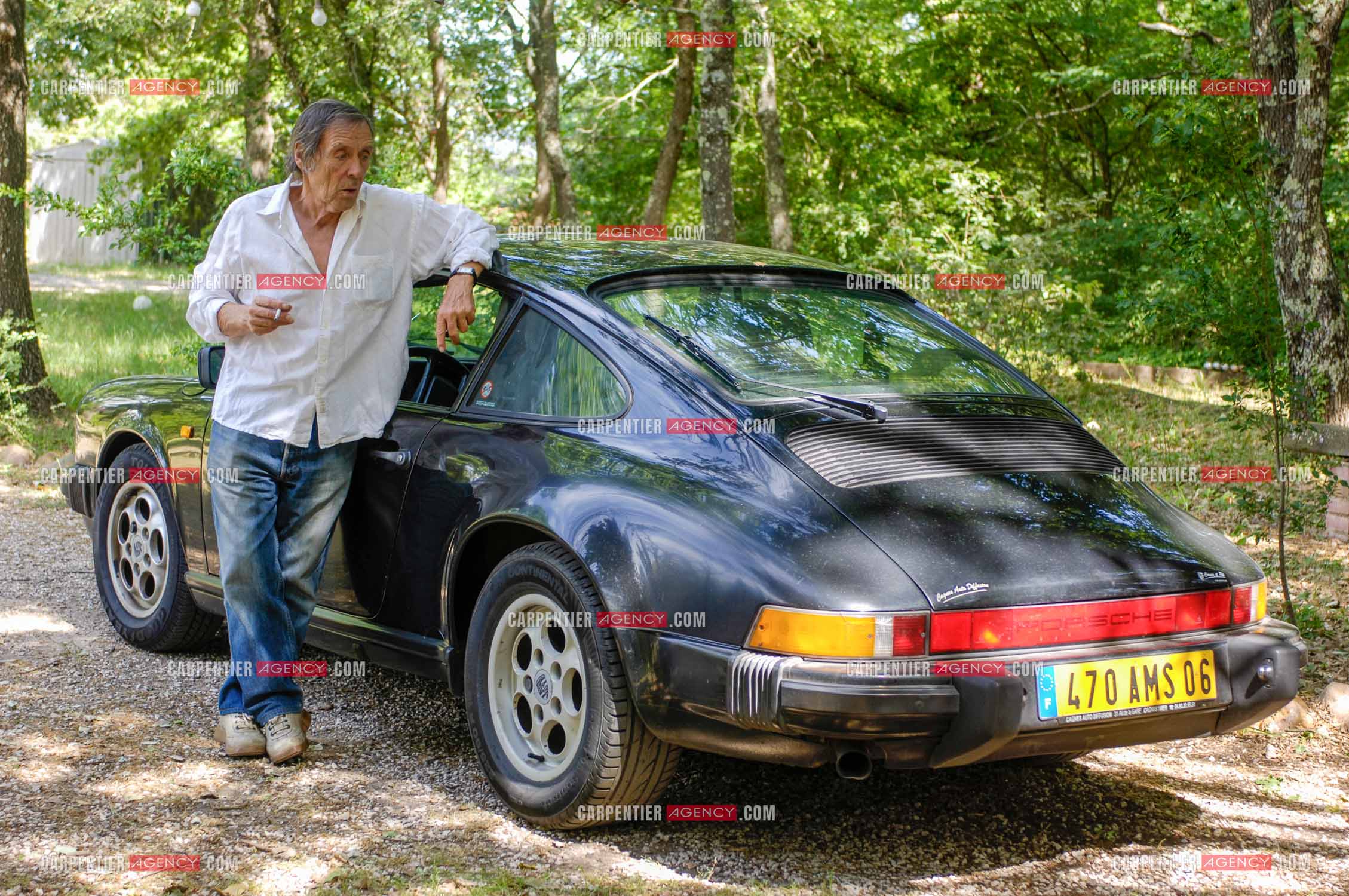 Le chanteur François Deguelt et sa Porsche chez lui dans le sud de la France.           ( Exclusif )