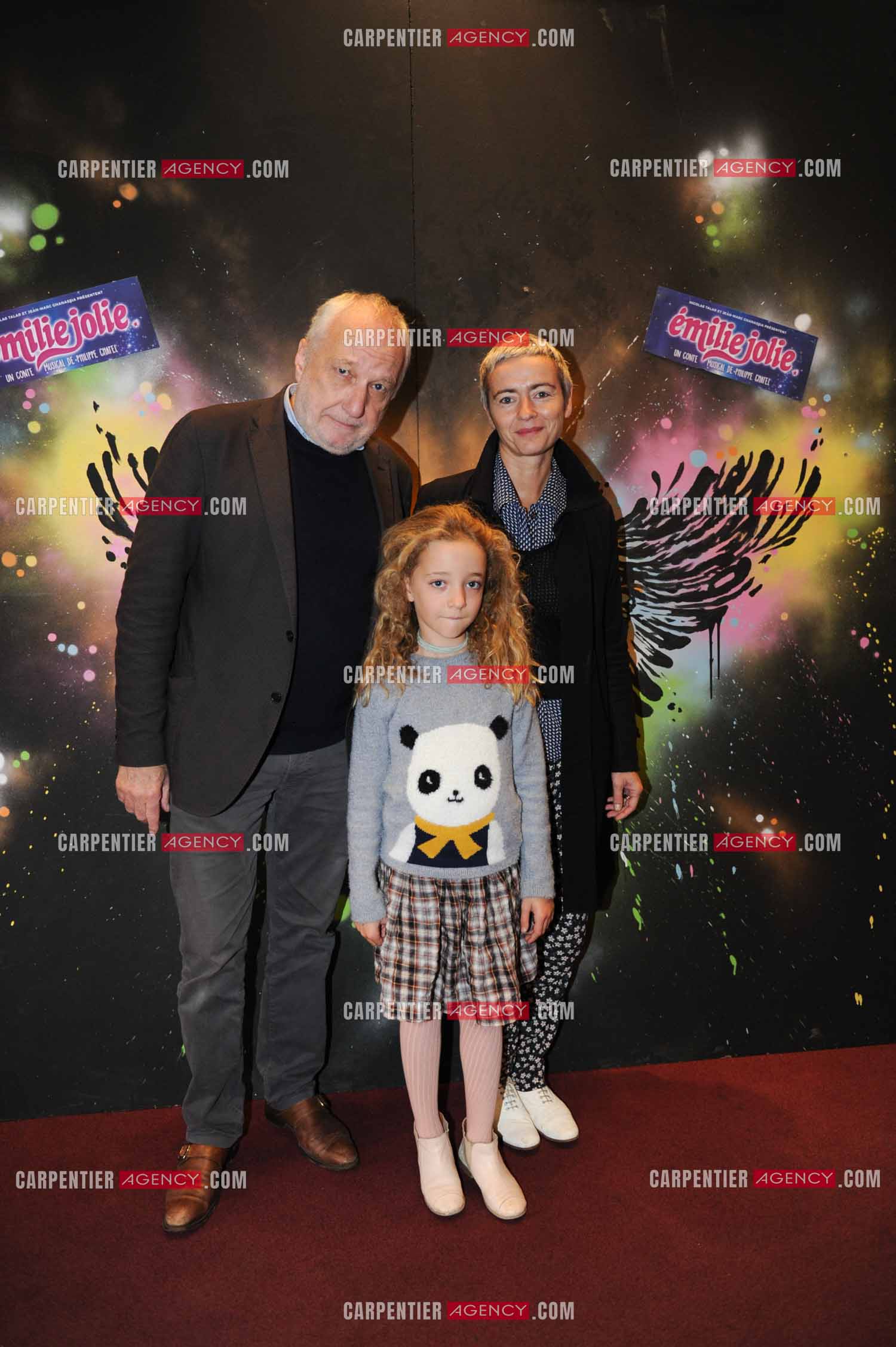 L'acteur François Berléand en famille avec sa femme Alexia Stresi et leur fille Lucie lors de la générale de la comédie musicale “ ÉMILIE JOLIE “ à Paris le 27 Octobre 2017.   ( Exclusif )