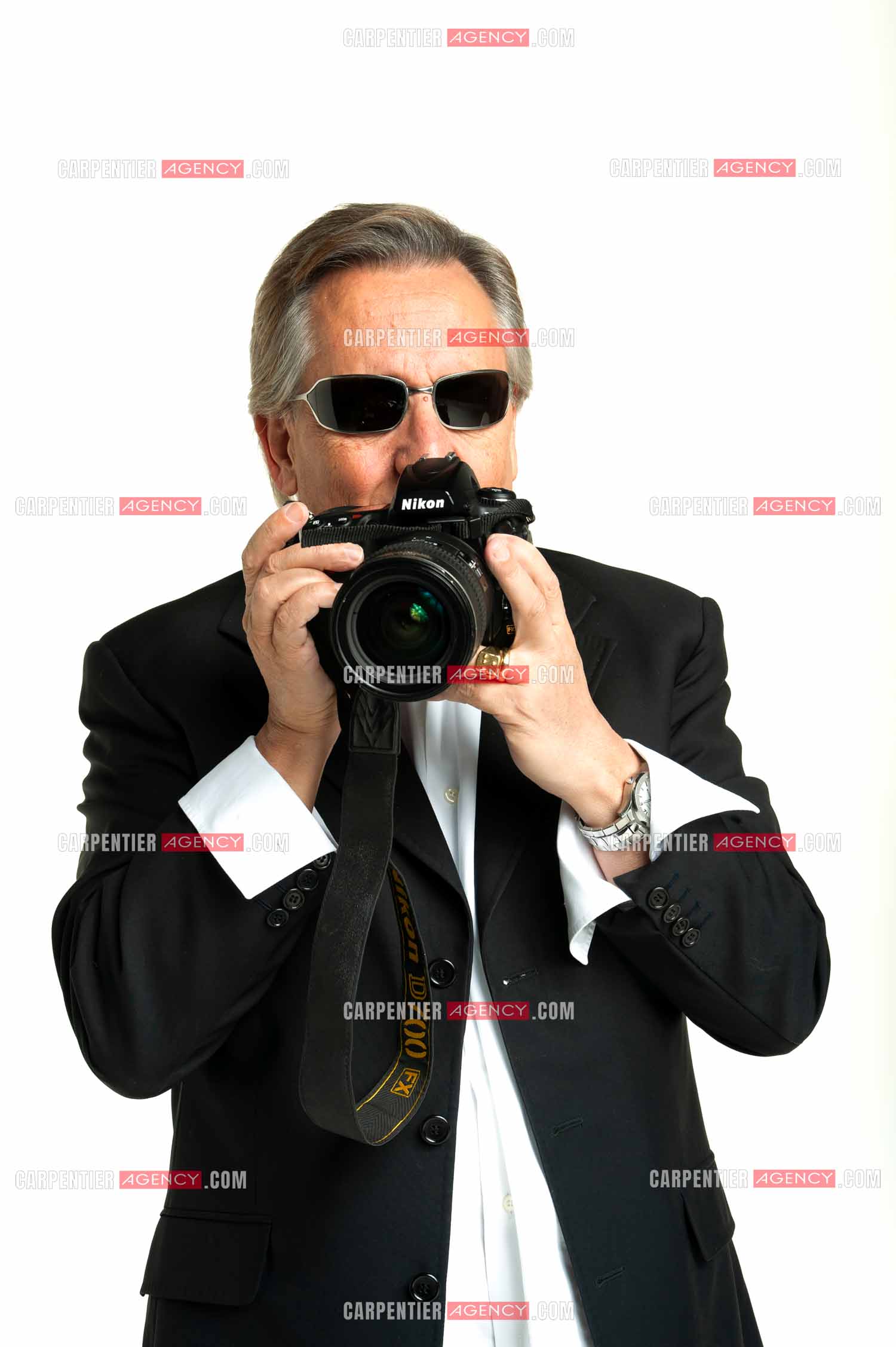 Le chanteur Gilbert Montagné tenant un appareil photo de marque Nikon.  ( Exclusif )