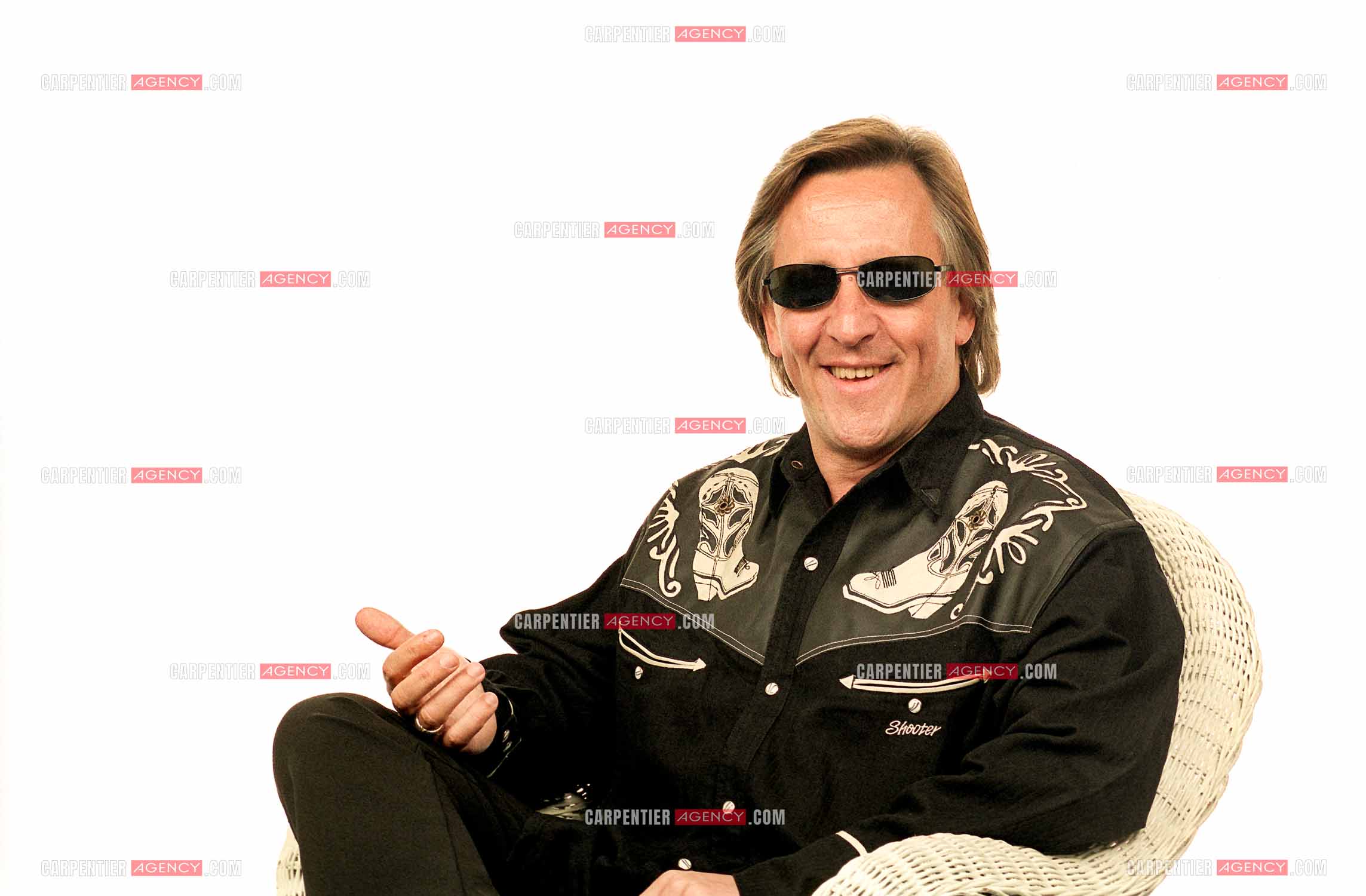 Le chanteur Gilbert Montagné lors d'une séance photos en studio pour la réalisation d'une affiche et de ses photos de presse. ( Exclusif )