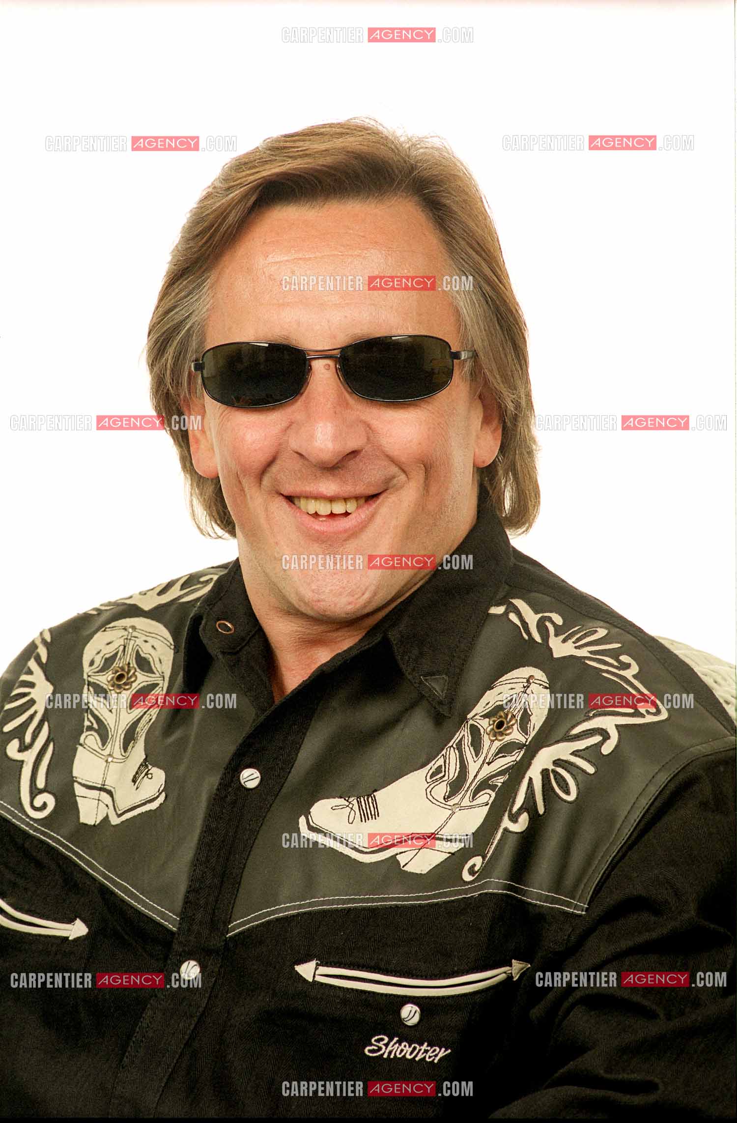 Le chanteur Gilbert Montagné lors d'une séance photos en studio pour la réalisation d'une affiche et de ses photos de presse. ( Exclusif )