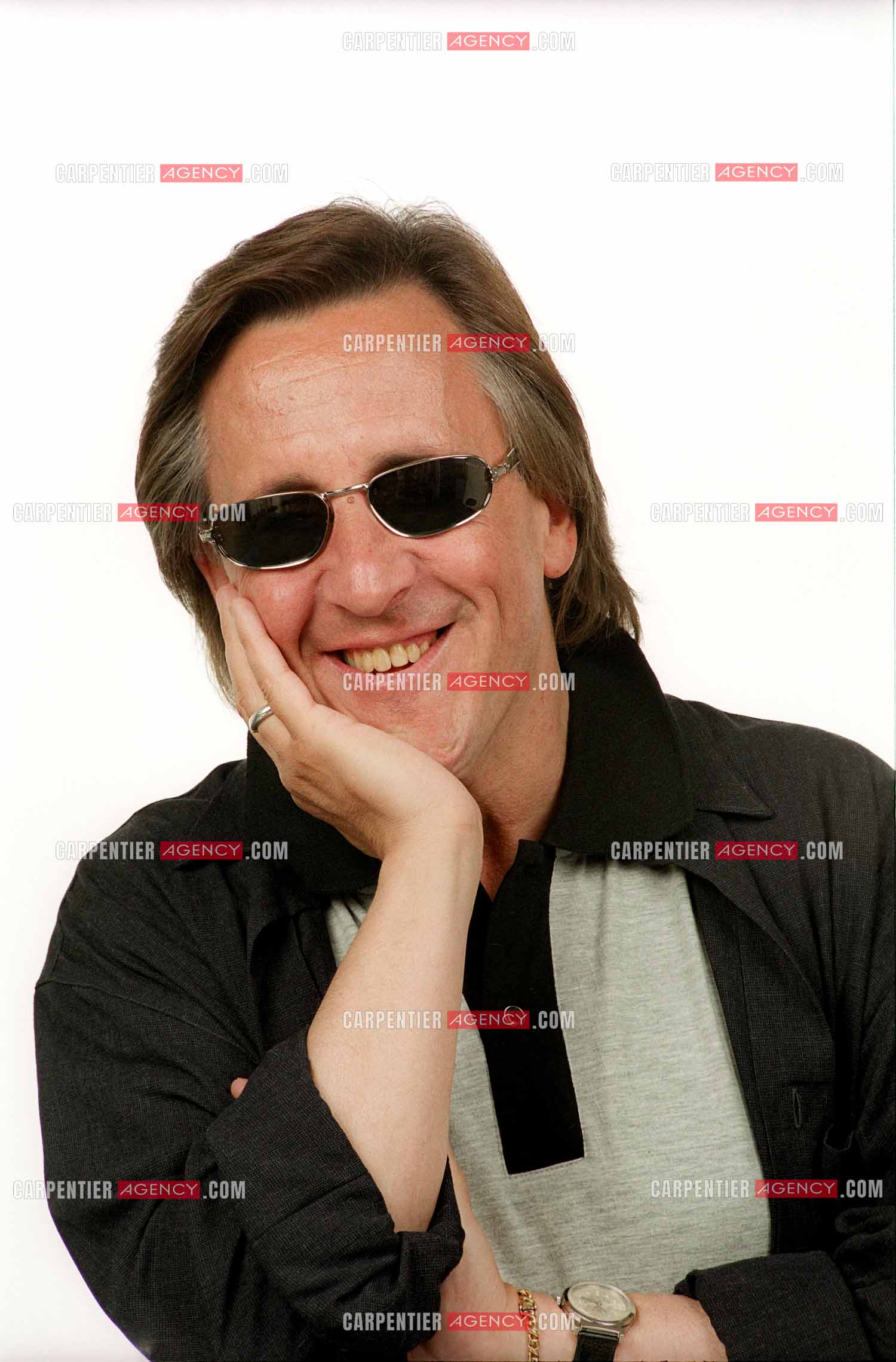 Le chanteur Gilbert Montagné lors d'une séance photos en studio pour la réalisation d'une affiche et de ses photos de presse. ( Exclusif )