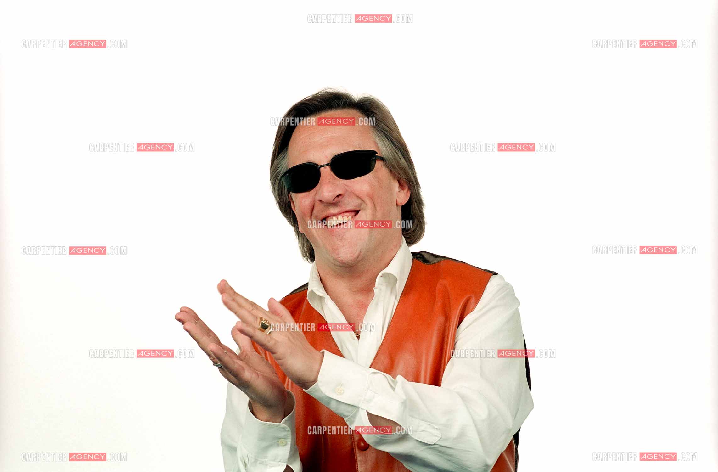 Le chanteur Gilbert Montagné lors d'une séance photos en studio pour la réalisation d'une affiche et de ses photos de presse. ( Exclusif )