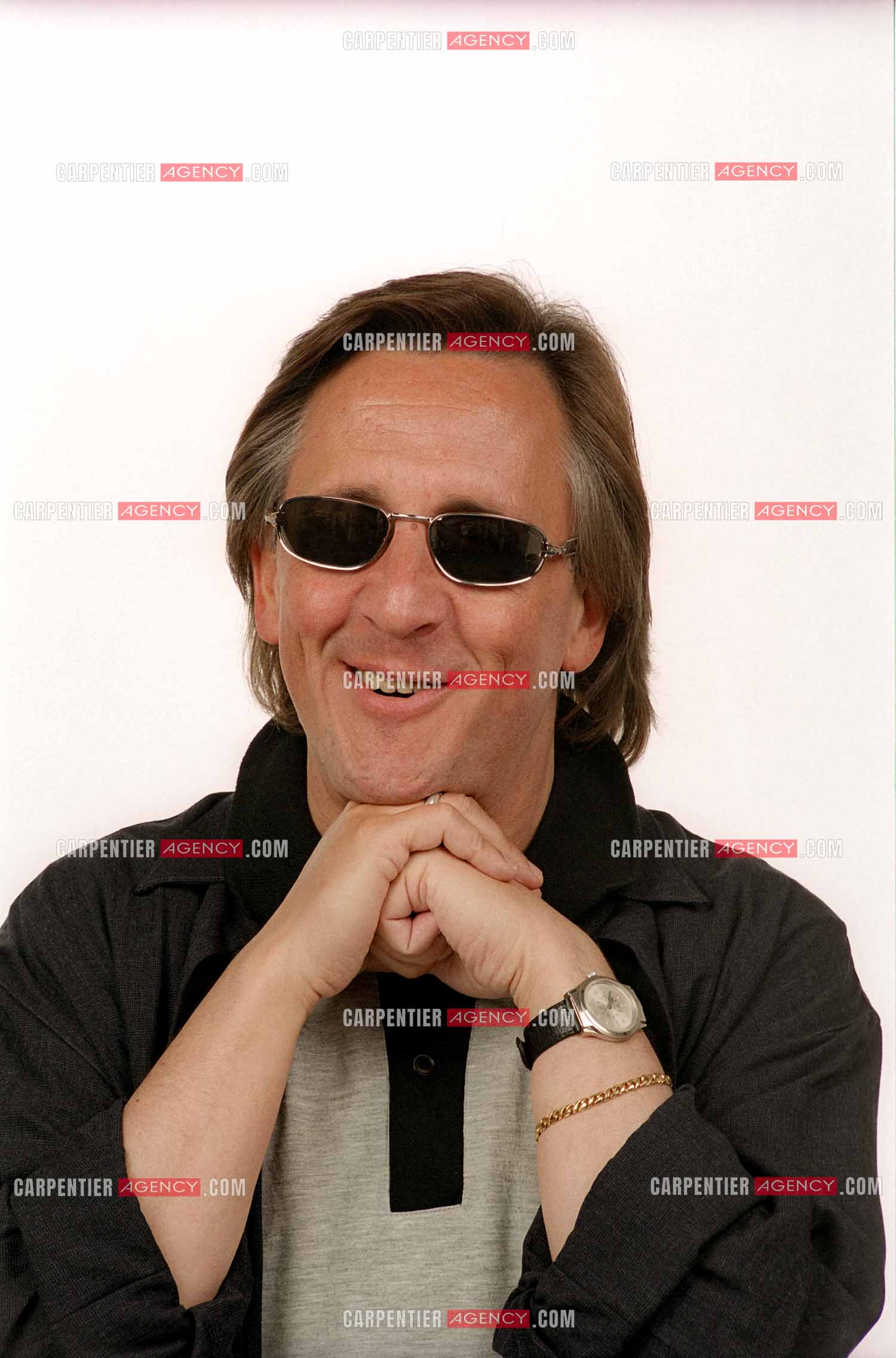 Le chanteur Gilbert Montagné lors d'une séance photos en studio pour la réalisation d'une affiche et de ses photos de presse. ( Exclusif )