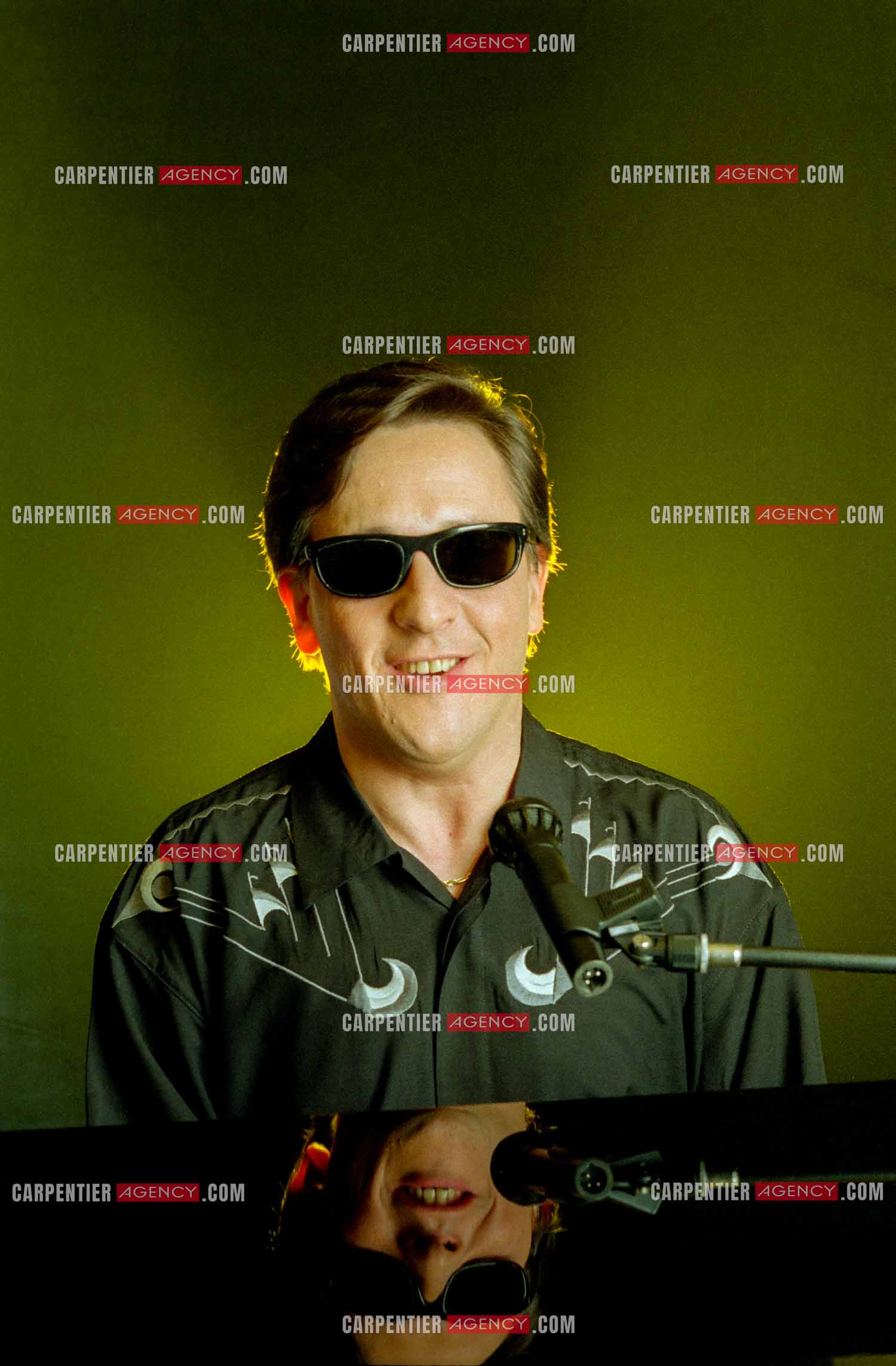 Le chanteur Gilbert Montagné lors d'une séance photos en studio pour la réalisation d'une affiche et de ses photos de presse. ( Exclusif )