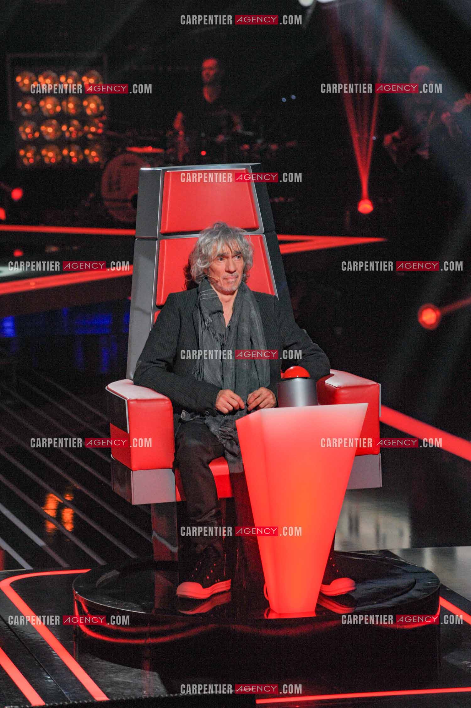 Le chanteur Louis Bertignac coach vocal de l'émission The Voice Kid's dans son fauteuil rouge.  ( Exclusif )