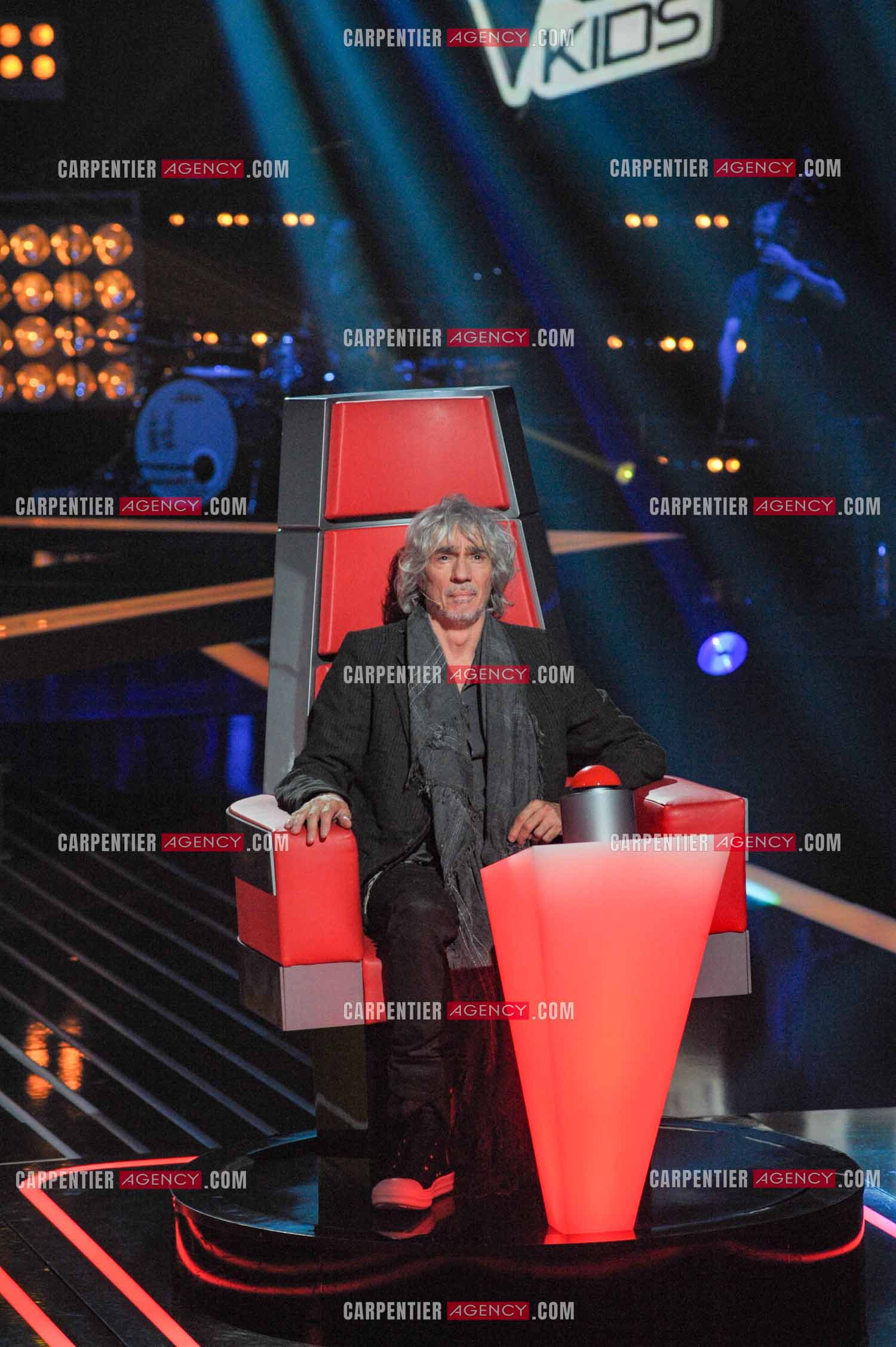 Le chanteur Louis Bertignac coach vocal de l'émission The Voice Kid's dans son fauteuil rouge.  ( Exclusif )