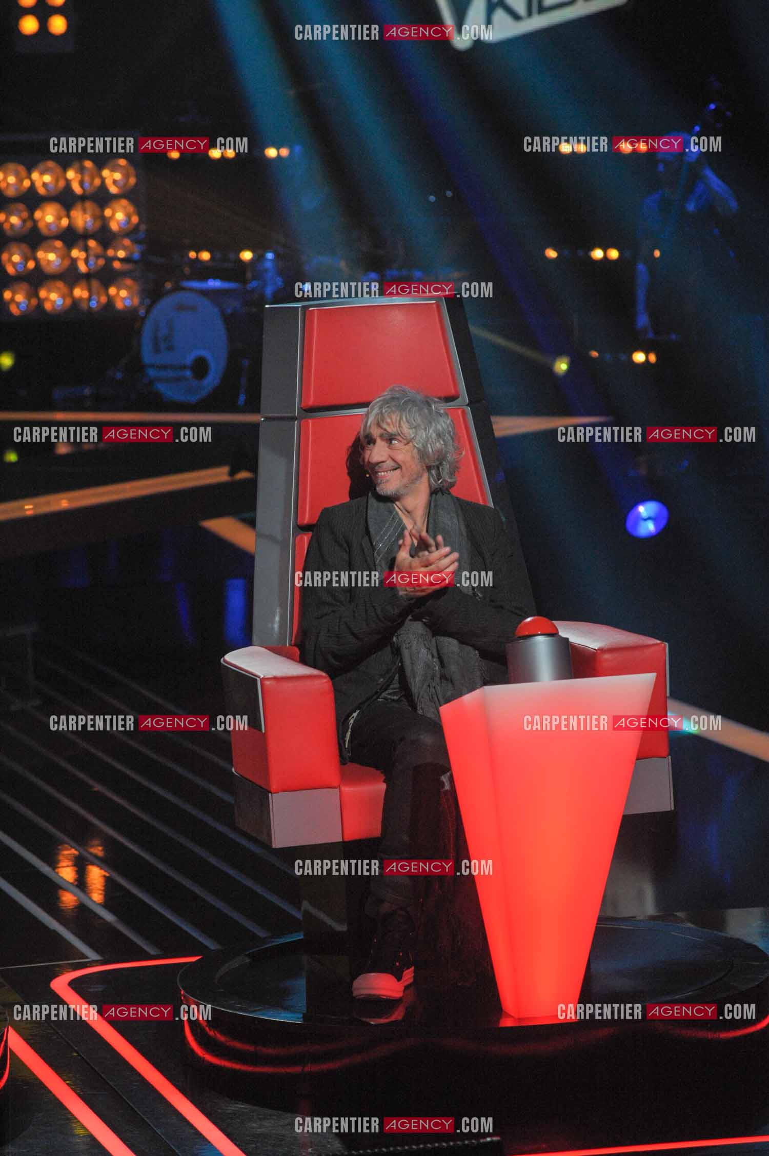 Le chanteur Louis Bertignac coach vocal de l'émission The Voice Kid's dans son fauteuil rouge.  ( Exclusif )