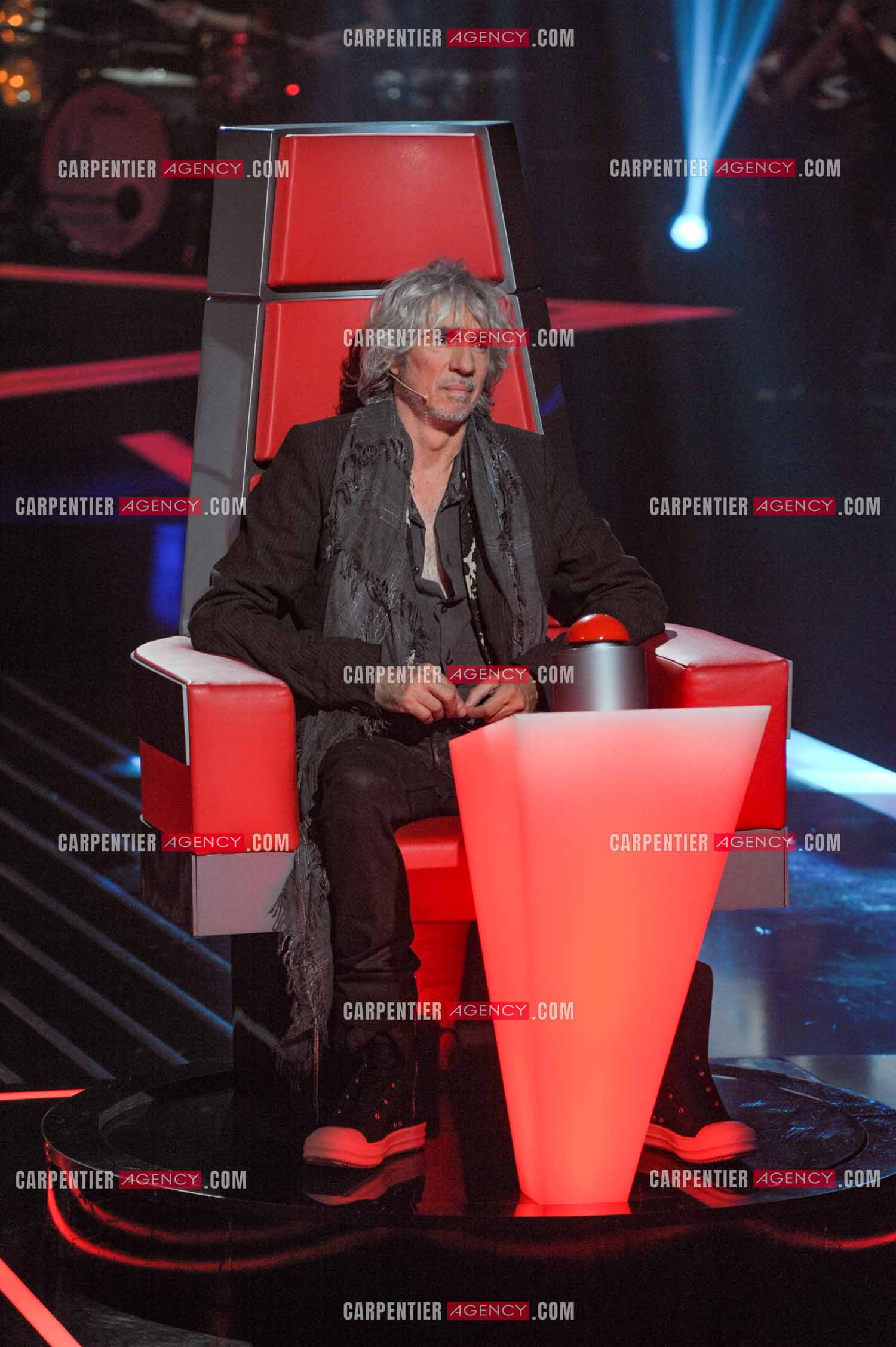 Le chanteur Louis Bertignac coach vocal de l'émission The Voice Kid's dans son fauteuil rouge.  ( Exclusif )