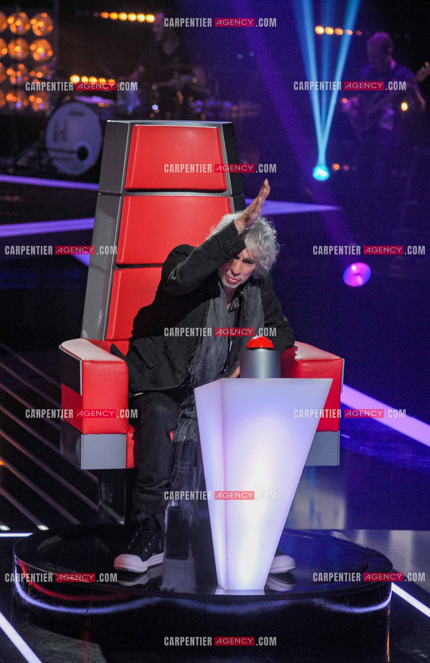 Le chanteur Louis Bertignac coach vocal de l'émission The Voice Kid's dans son fauteuil rouge.  ( Exclusif )