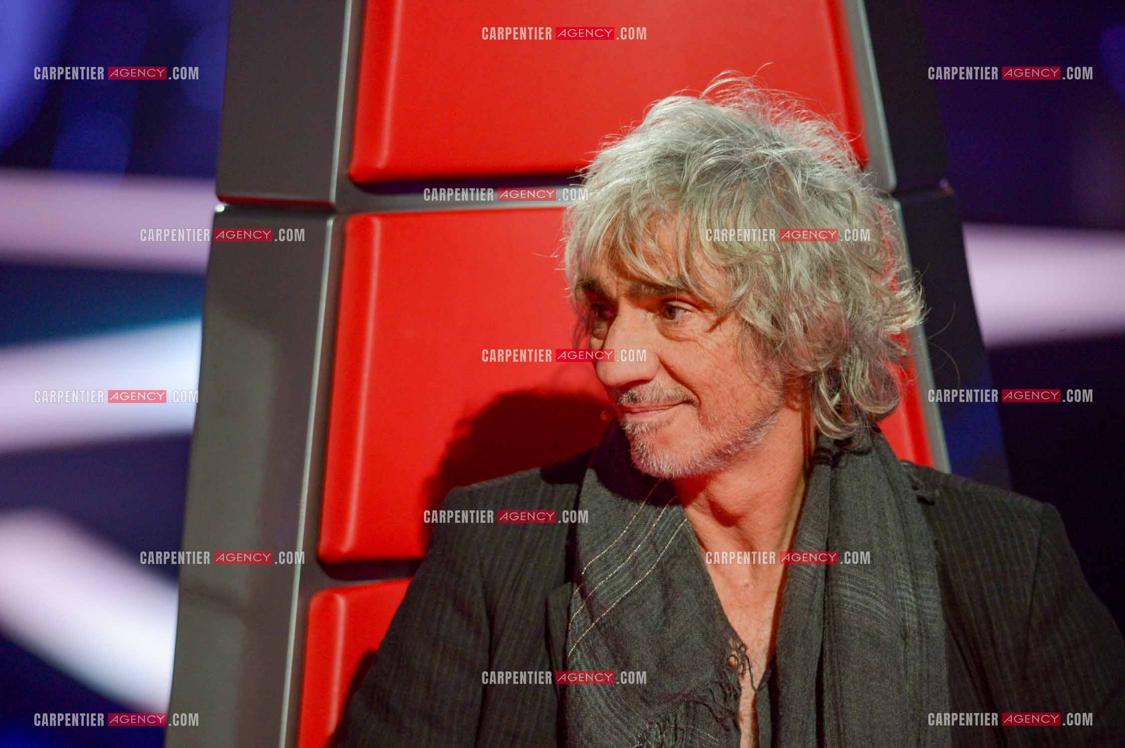 Le chanteur Louis Bertignac coach vocal de l'émission The Voice Kid's dans son fauteuil rouge.  ( Exclusif )