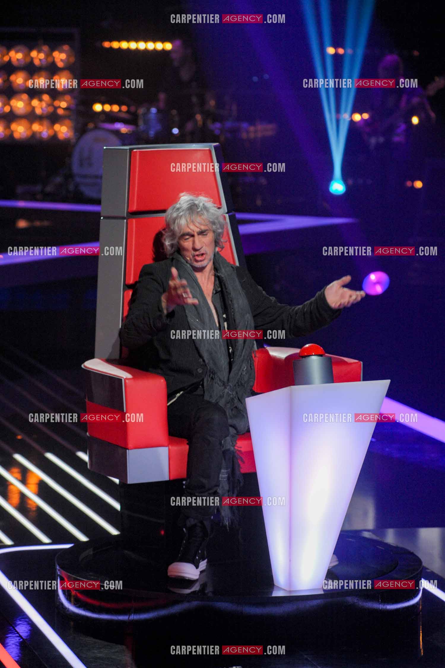Le chanteur Louis Bertignac coach vocal de l'émission The Voice Kid's dans son fauteuil rouge.  ( Exclusif )