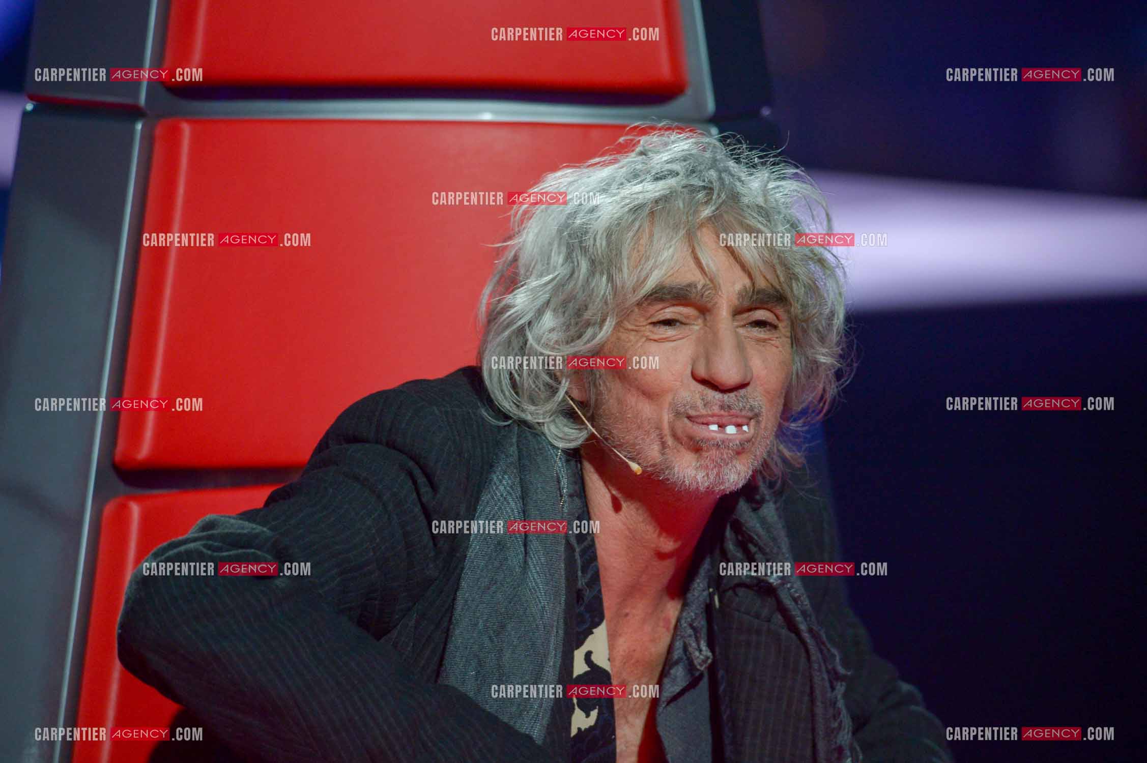 Le chanteur Louis Bertignac coach vocal de l'émission The Voice Kid's dans son fauteuil rouge.  ( Exclusif )