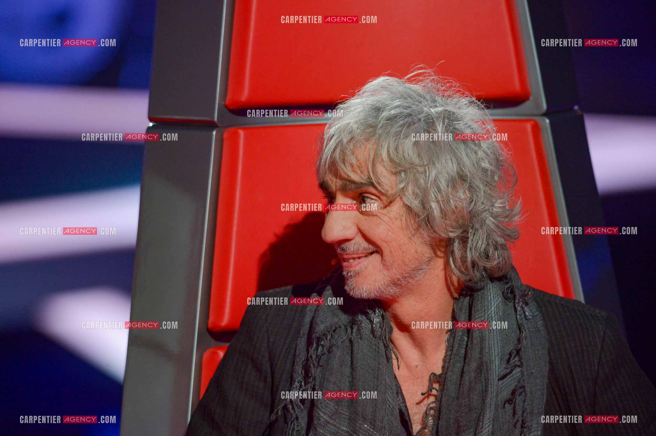 Le chanteur Louis Bertignac coach vocal de l'émission The Voice Kid's dans son fauteuil rouge.  ( Exclusif )