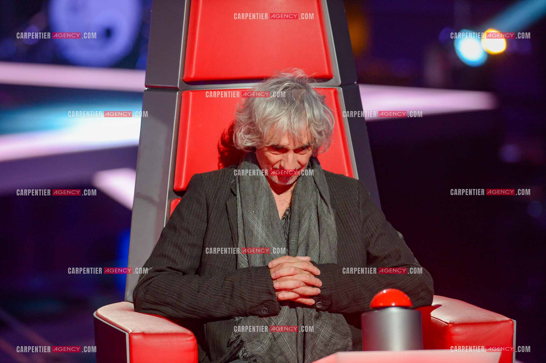 Le chanteur Louis Bertignac coach vocal de l'émission The Voice Kid's dans son fauteuil rouge.  ( Exclusif )