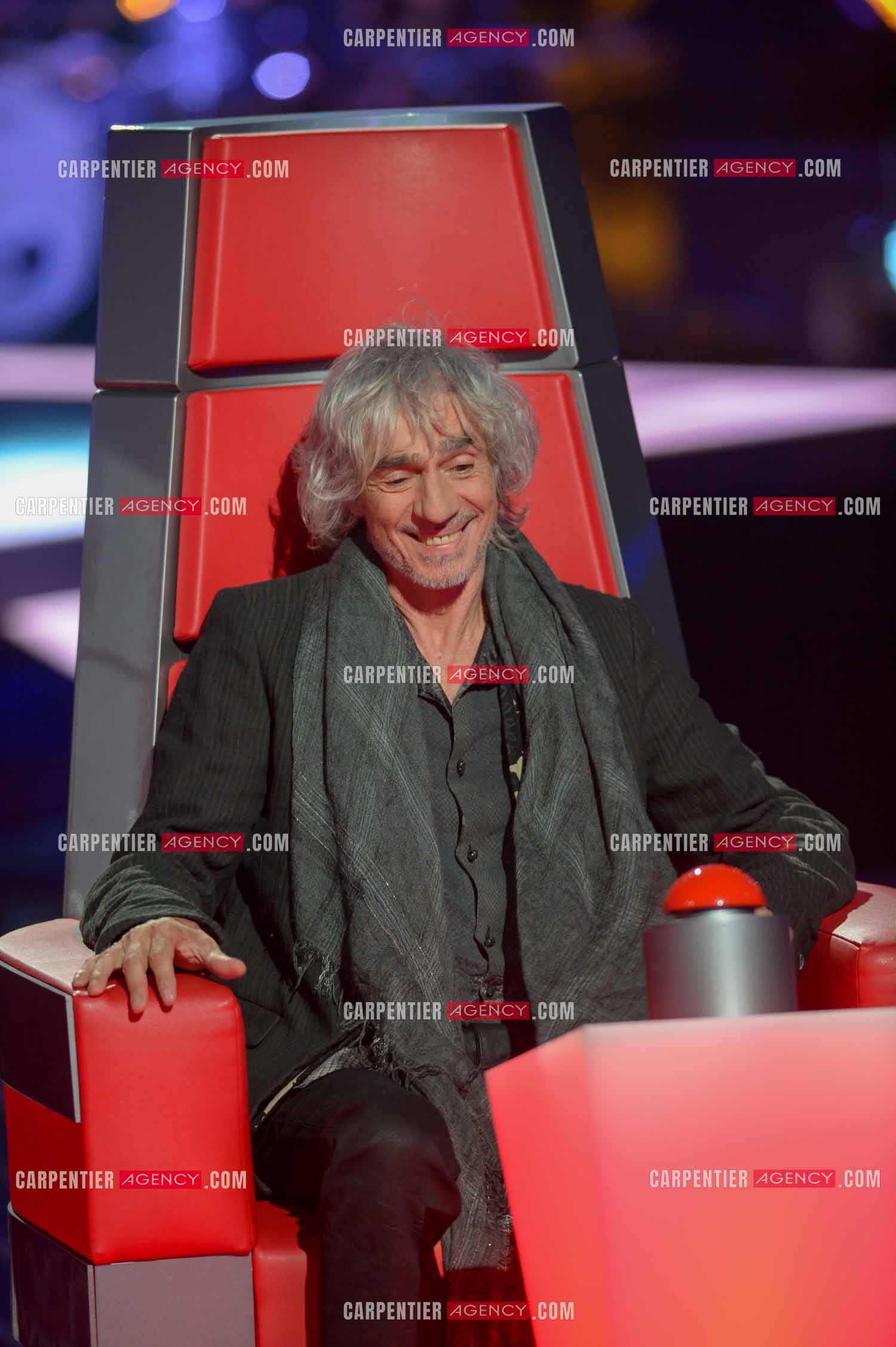 Le chanteur Louis Bertignac coach vocal de l'émission The Voice Kid's dans son fauteuil rouge.  ( Exclusif )