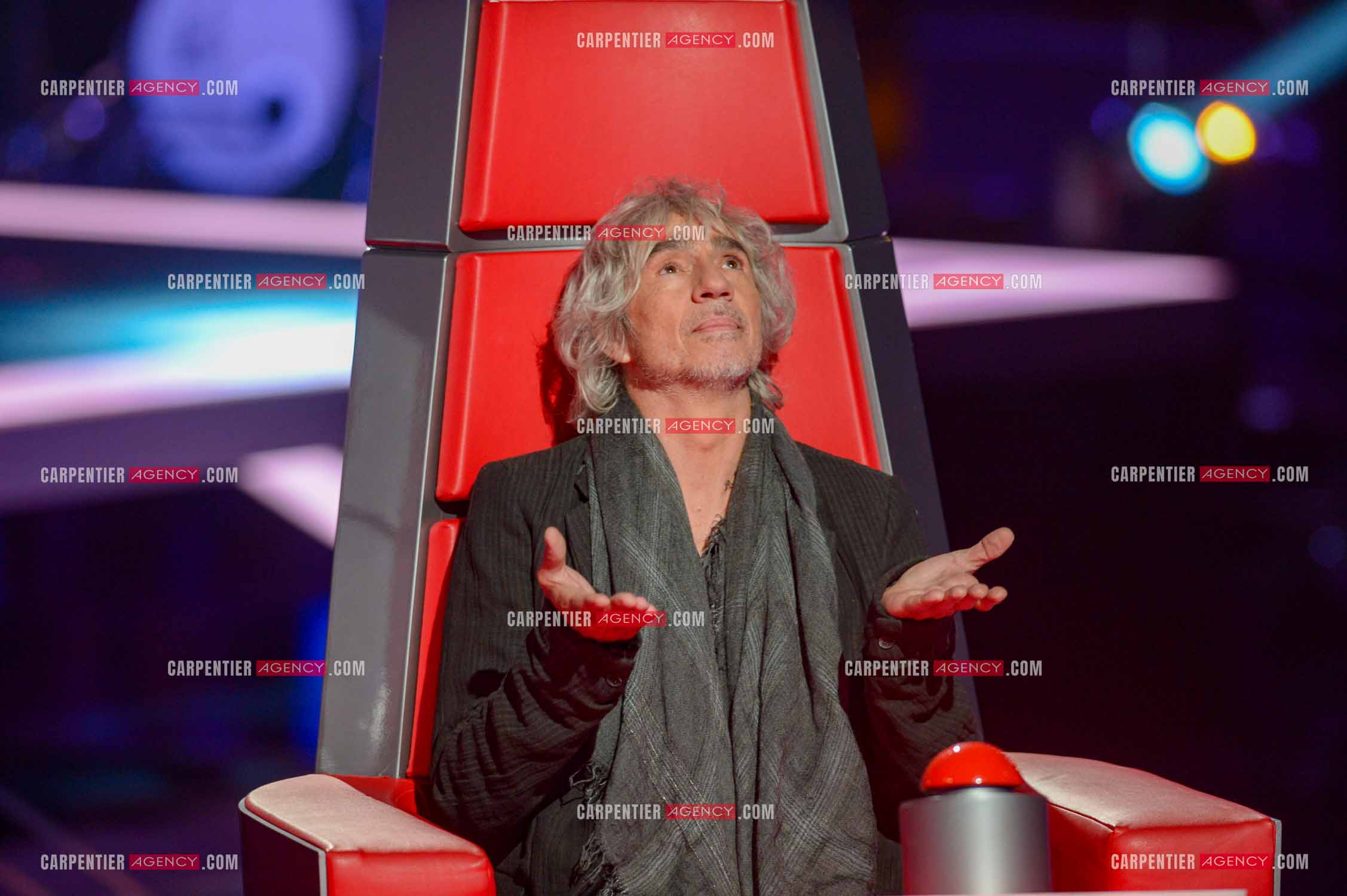 Le chanteur Louis Bertignac coach vocal de l'émission The Voice Kid's dans son fauteuil rouge.  ( Exclusif )