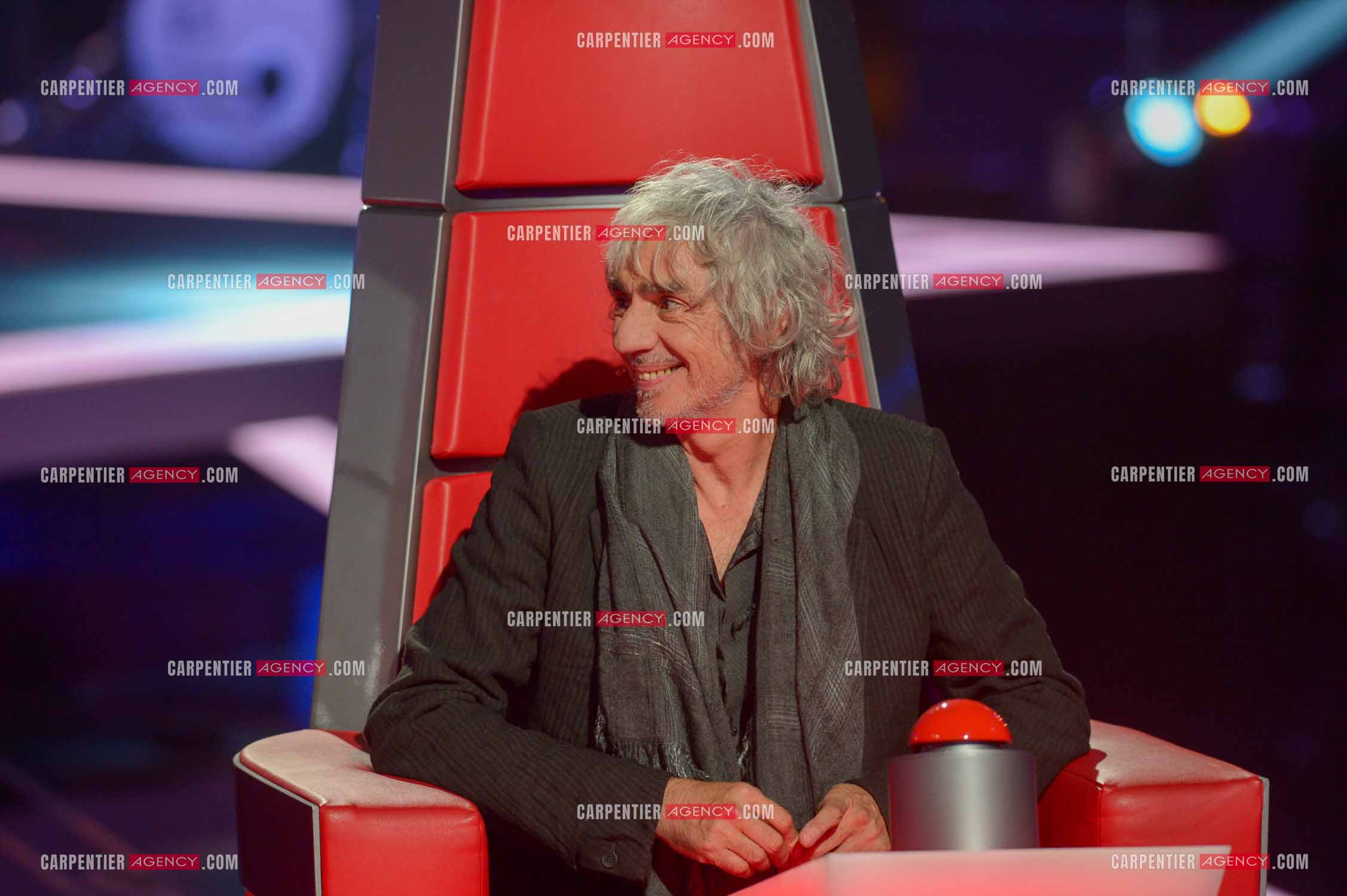 Le chanteur Louis Bertignac coach vocal de l'émission The Voice Kid's dans son fauteuil rouge.  ( Exclusif )