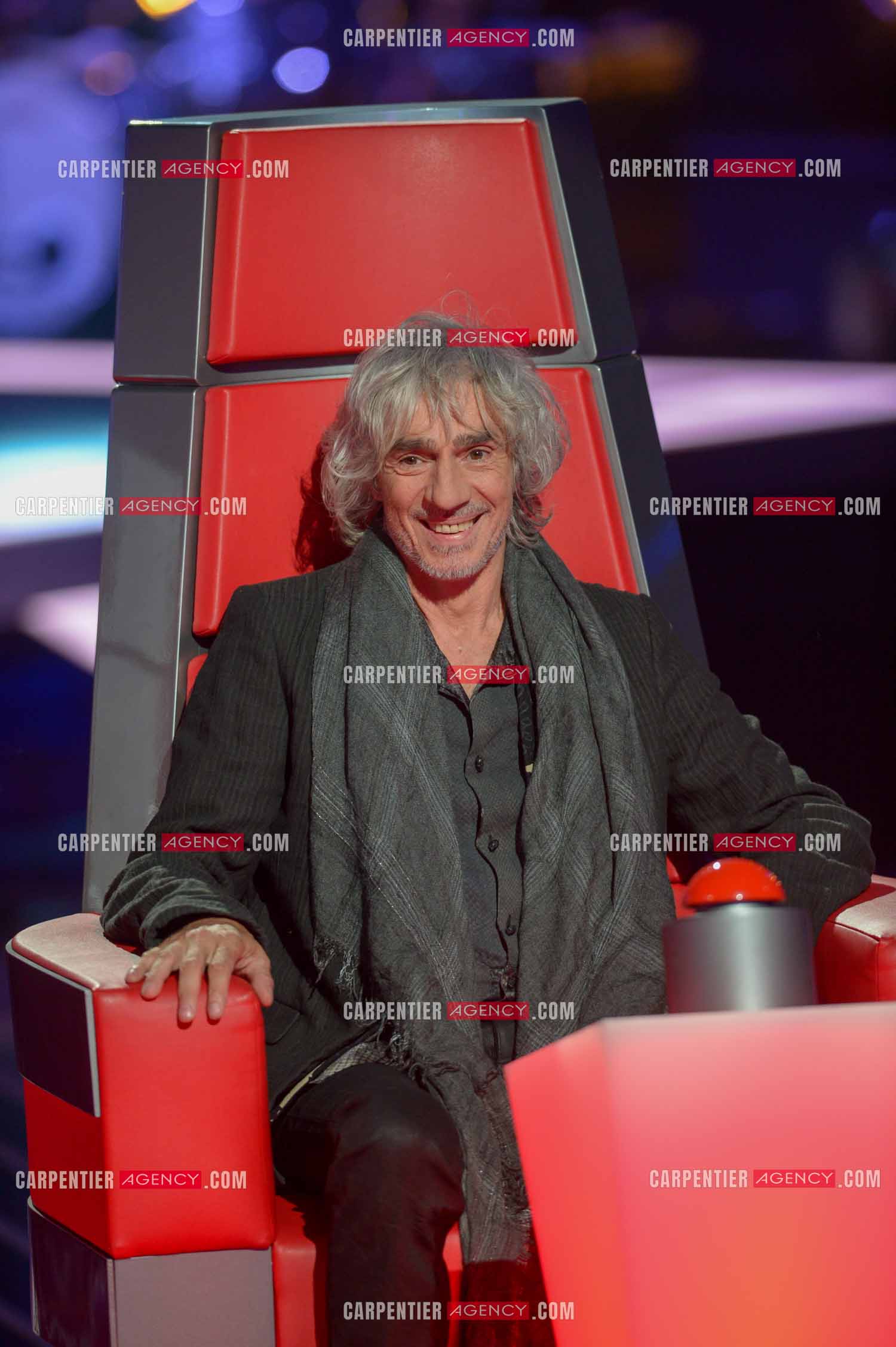 Le chanteur Louis Bertignac coach vocal de l'émission The Voice Kid's dans son fauteuil rouge.  ( Exclusif )