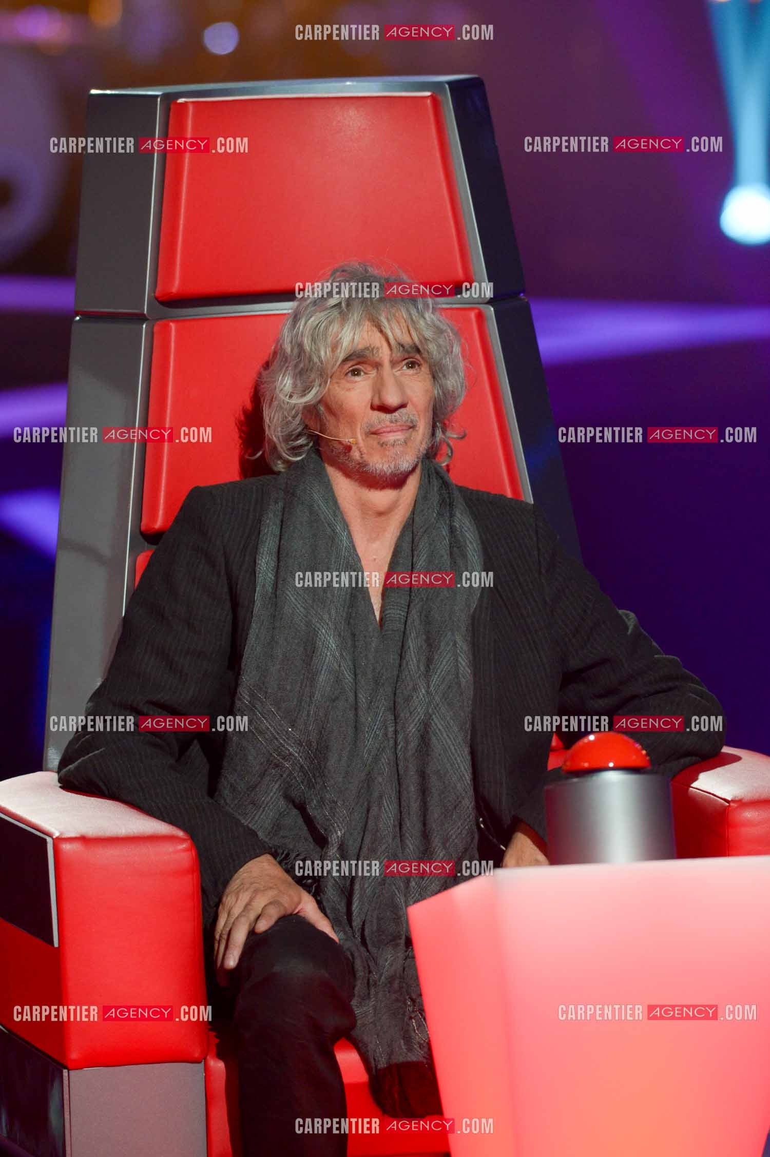 Le chanteur Louis Bertignac coach vocal de l'émission The Voice Kid's dans son fauteuil rouge.  ( Exclusif )
