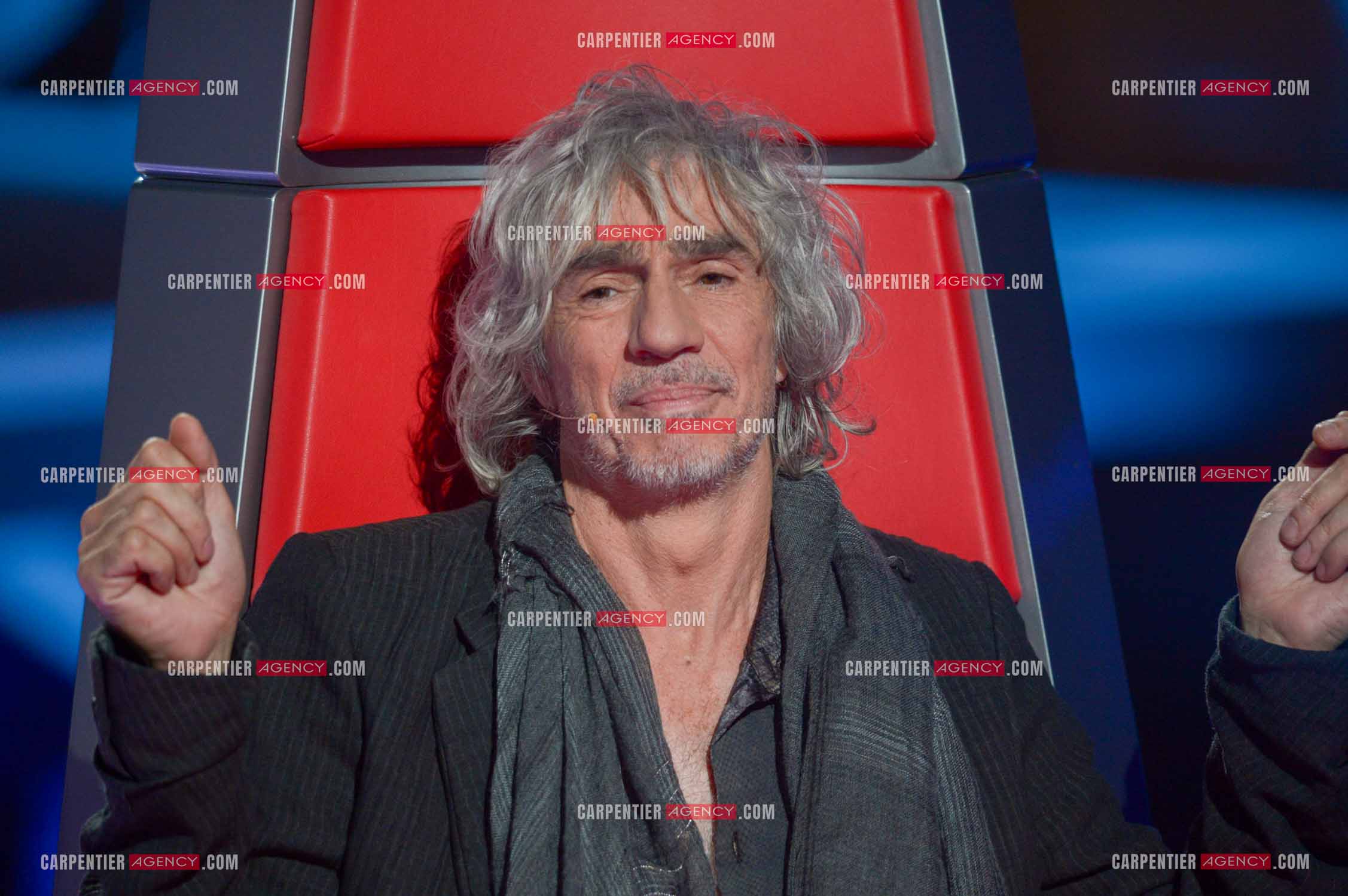 Le chanteur Louis Bertignac coach vocal de l'émission The Voice Kid's dans son fauteuil rouge.  ( Exclusif )