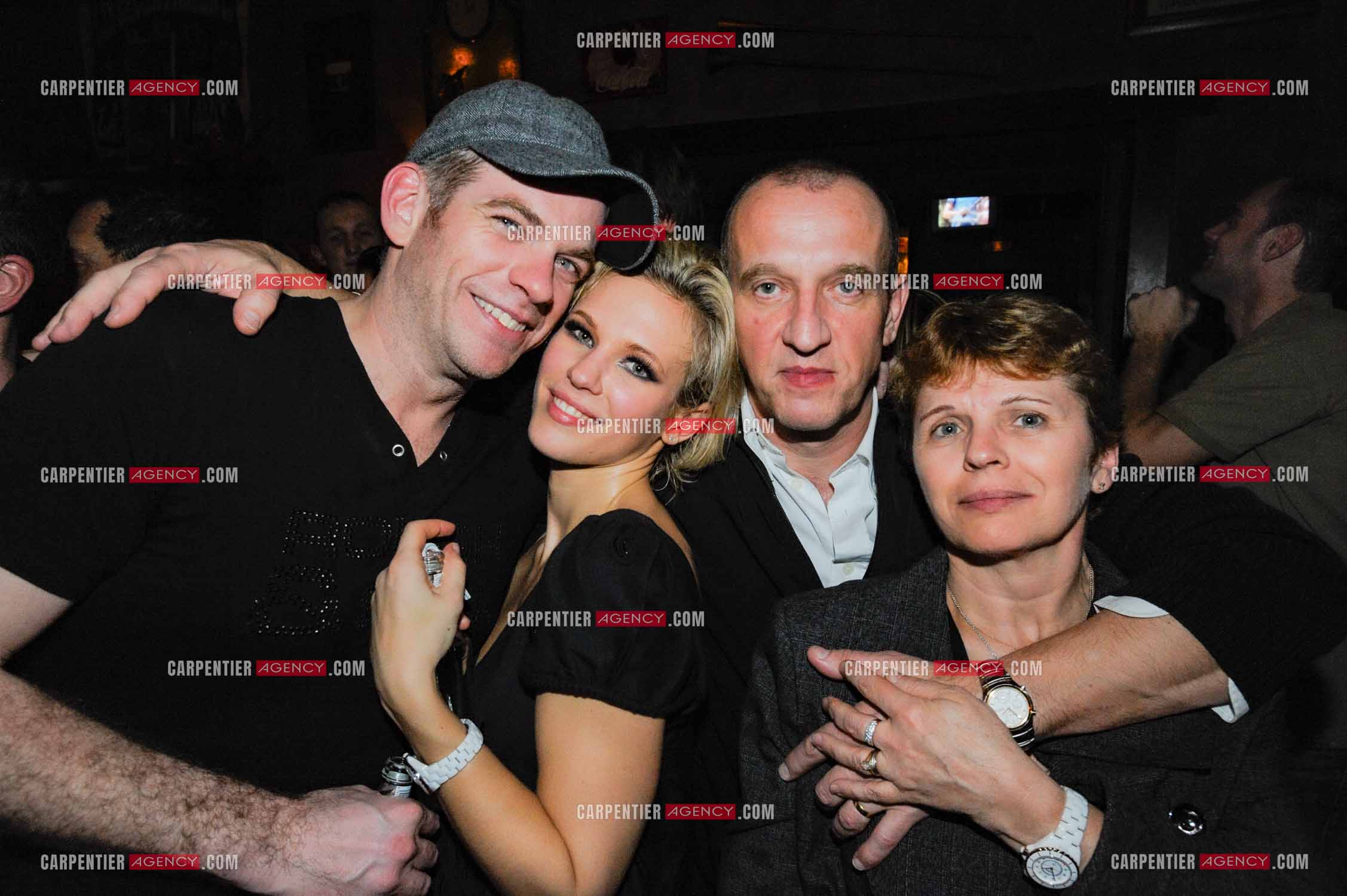 Dernière date de la tournée 2008 de Lorie " LE TOUR 2 LOR “ dans un pub sur le vieux-port de Marseille. Lorie et son fiancé Garou aux côtés de ses parents Dominique et Martine Pester. ( Exclusif )