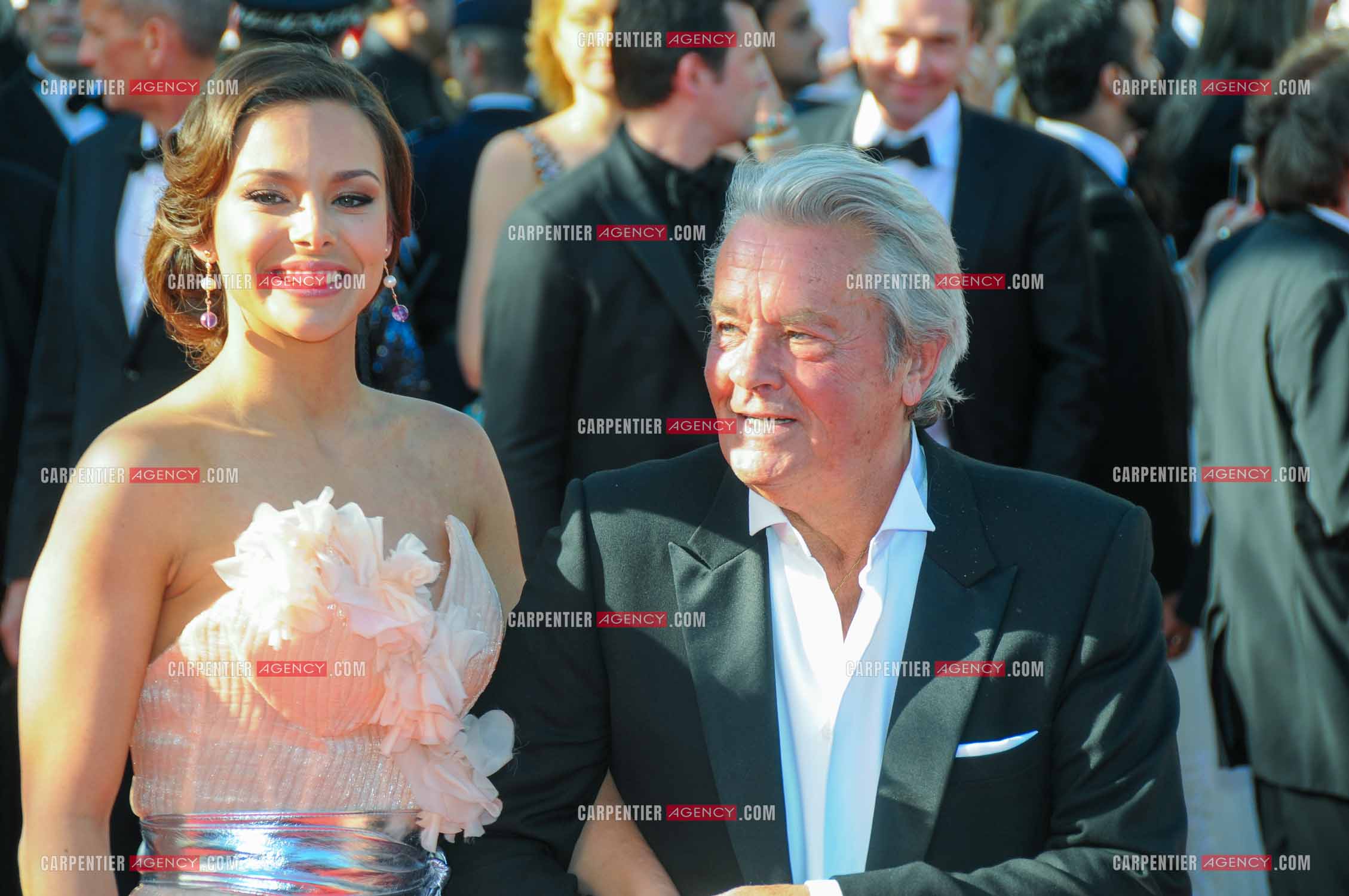 l'acteur français Alain Delon et Marine Lorphelin assistent à la première et à la cérémonie de clôture du film “ Zulu “ lors du 66e Festival de Cannes 2013.