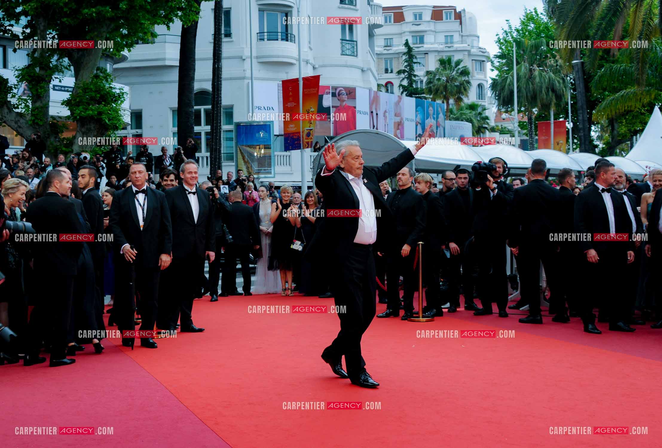 L'acteur Alain Delon lors du Festival de Cannes en 2019.  L'acteur reçoit une Palme d'or d'honneur, en hommage à sa carrière.