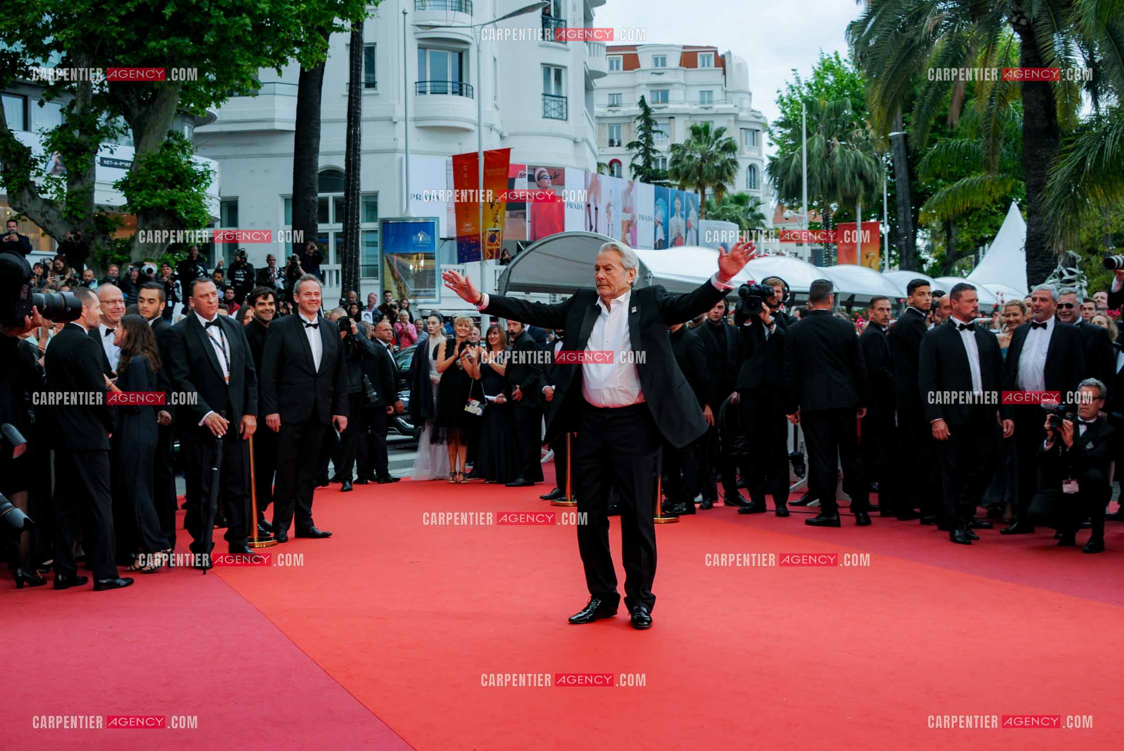L'acteur Alain Delon lors du Festival de Cannes en 2019.  L'acteur reçoit une Palme d'or d'honneur, en hommage à sa carrière.