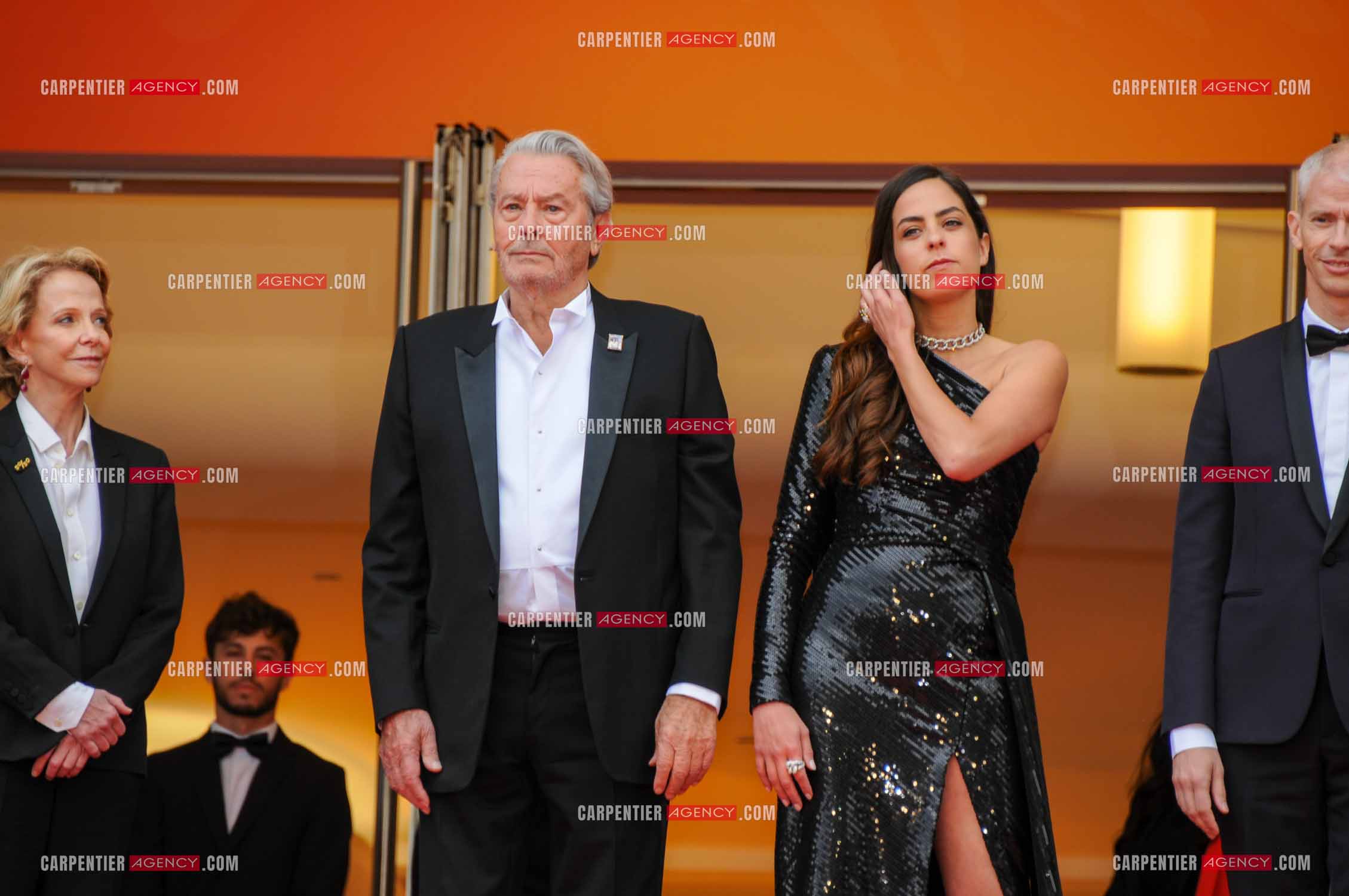 L'acteur Alain Delon lors du Festival de Cannes en 2019.  L'acteur reçoit une Palme d'or d'honneur, en hommage à sa carrière. Sur les marches, Alain Delon et sa fille Anouchka Delon vont  assister à la projection du film “ une vie cachée “.