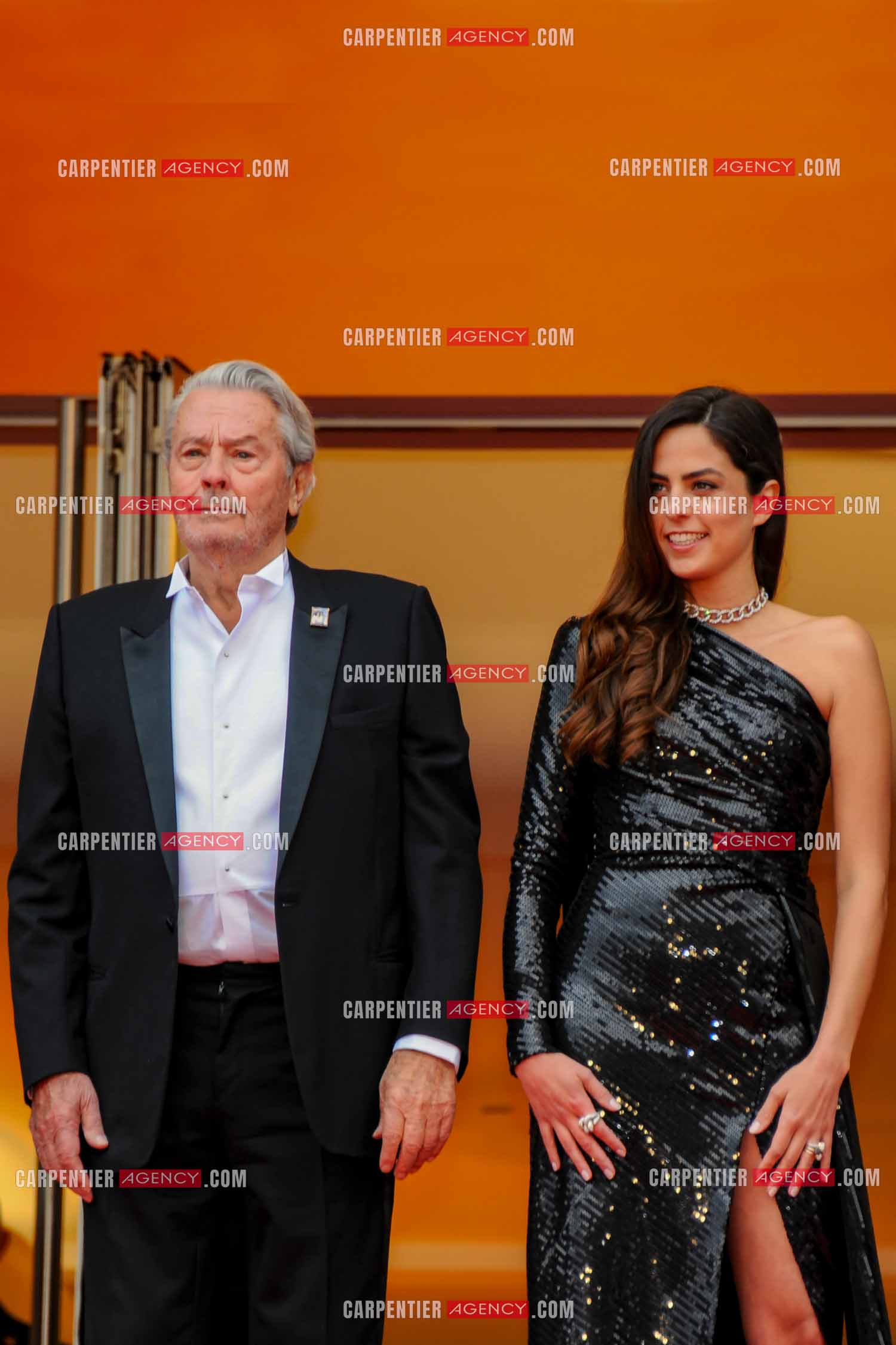 L'acteur Alain Delon lors du Festival de Cannes en 2019.  L'acteur reçoit une Palme d'or d'honneur, en hommage à sa carrière. Sur les marches, Alain Delon et sa fille Anouchka Delon vont  assister à la projection du film “ une vie cachée “.