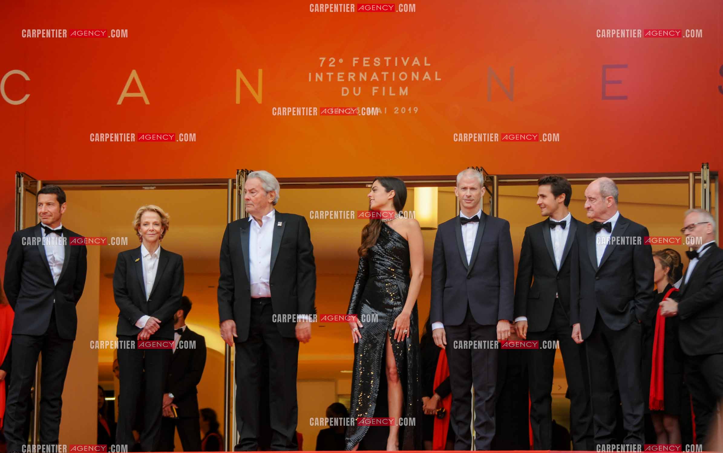 L'acteur Alain Delon lors du Festival de Cannes en 2019.  L'acteur reçoit une Palme d'or d'honneur, en hommage à sa carrière. Sur les marches, le maire de Cannes David Lisnard, Frédérique Bredin, Alain Delon, Anouchka Delon, le Ministre français de la Culture, Franck Riester et le président du Festival de Cannes Pierre Lescure pour assister à la projection du film “ une vie cachée “.