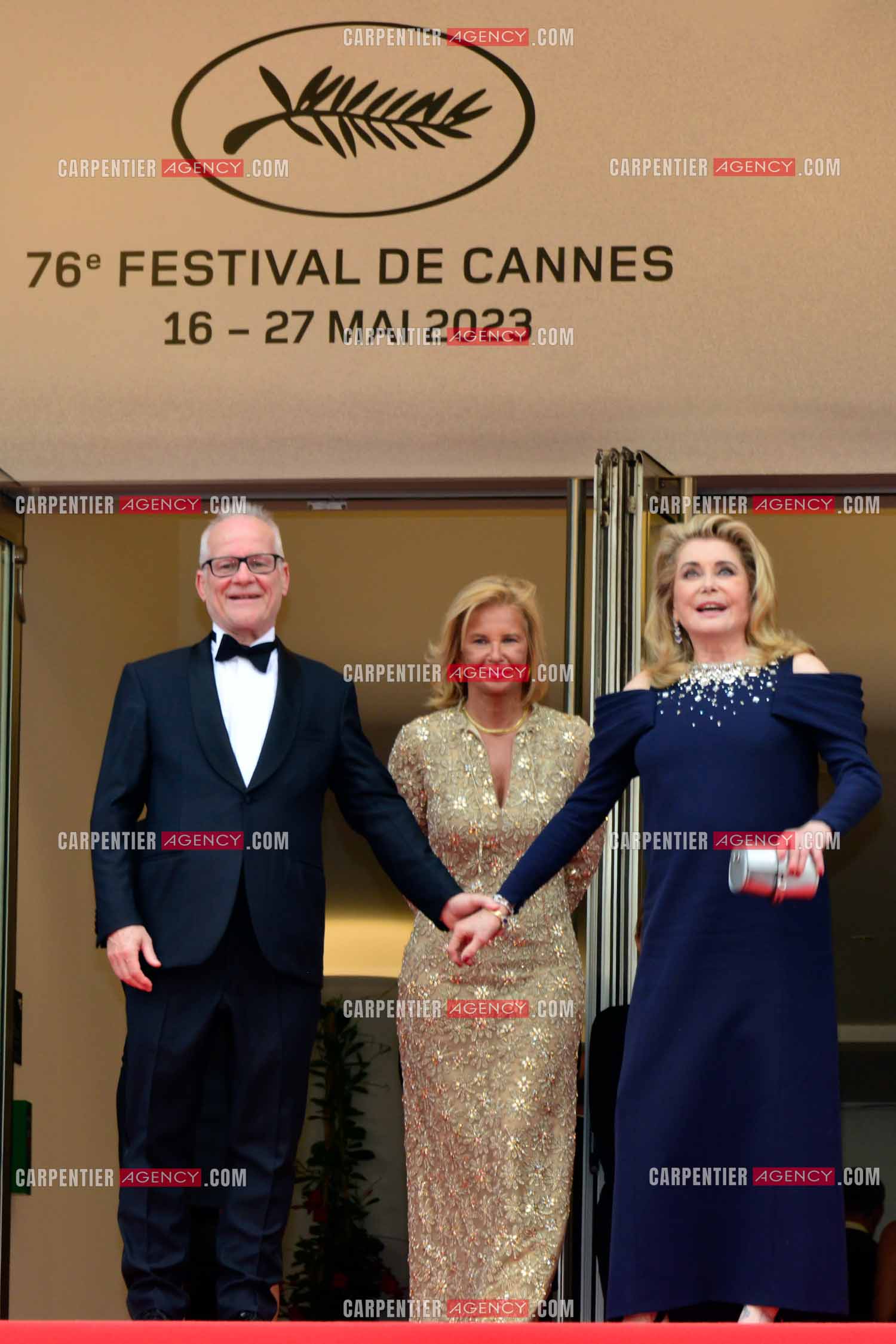 Festival de Cannes 2023. 76e édition, du 16 au 27 mai 2023 au Palais des festivals, à Cannes. L'actrice Catherine Deneuve entourée du délégué général du festival de Cannes Thierry Fremaux et de la présidente du festival de Cannes Iris Knobloch assiste à la cérémonie d'ouverture et à la projection du film “ Jeanne du Barry “.