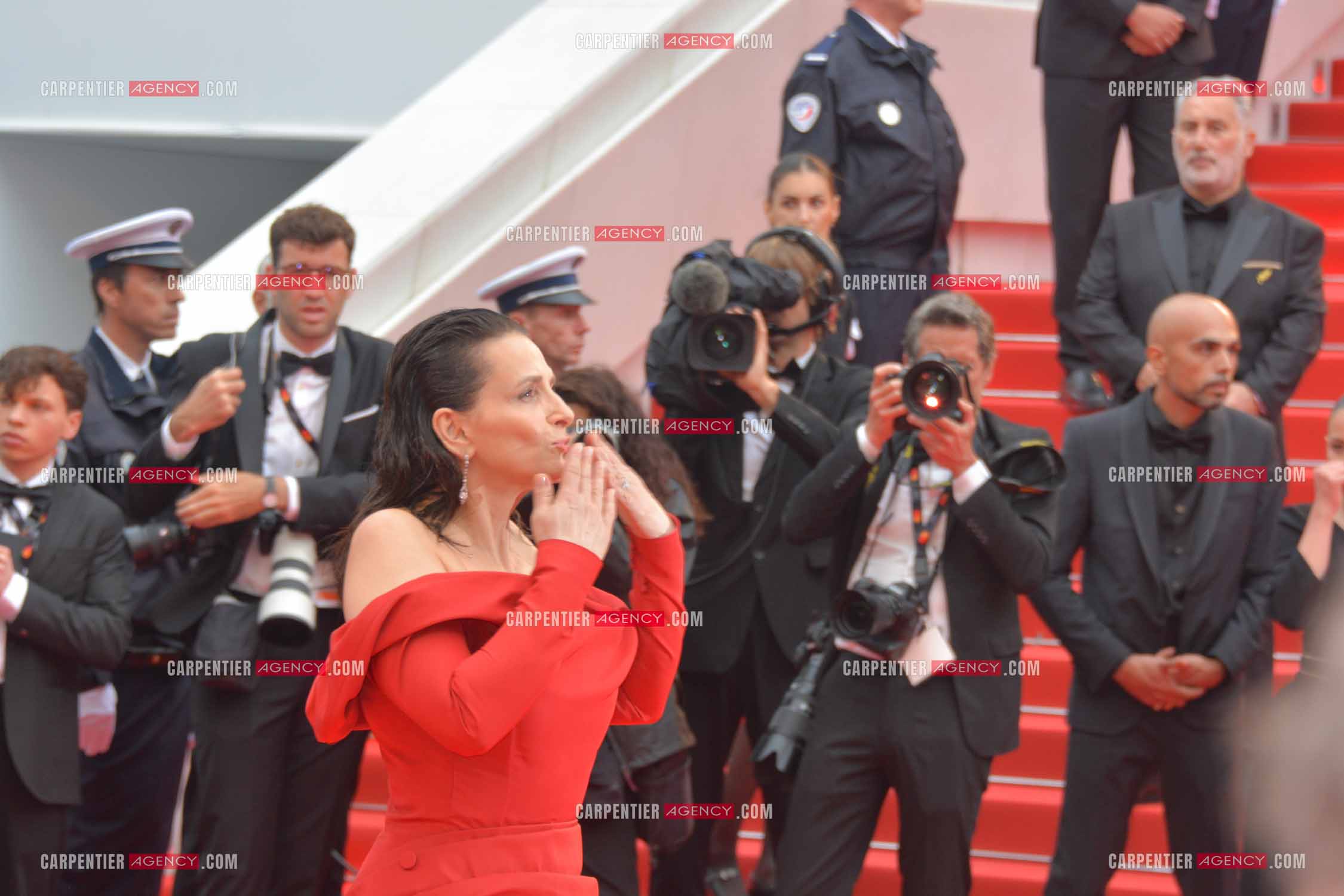 Ouverture du  77ème Festival de Cannes du 14 au 25 mai 2024. L'actrice Juliette Binoche sur le tapis rouge pour la cérémonie d’ouverture.