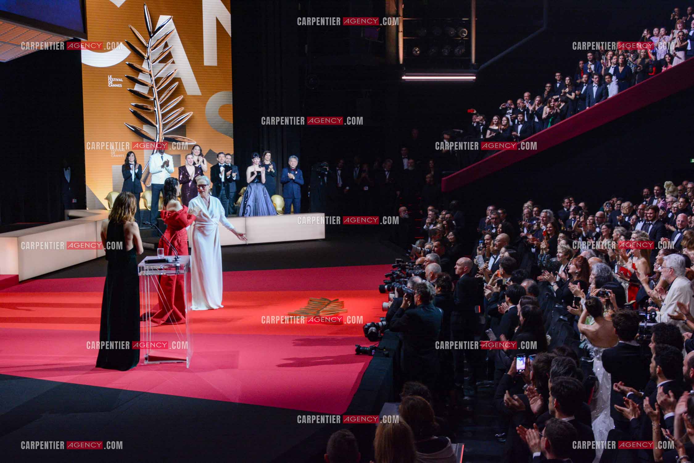 Festival de Cannes 2024. 77e édition du 14 au 25 Mai 2024. Juliette Binoche et  Meryl Streep (Palme d'Or d'Honneur) - Cérémonie d'ouverture.