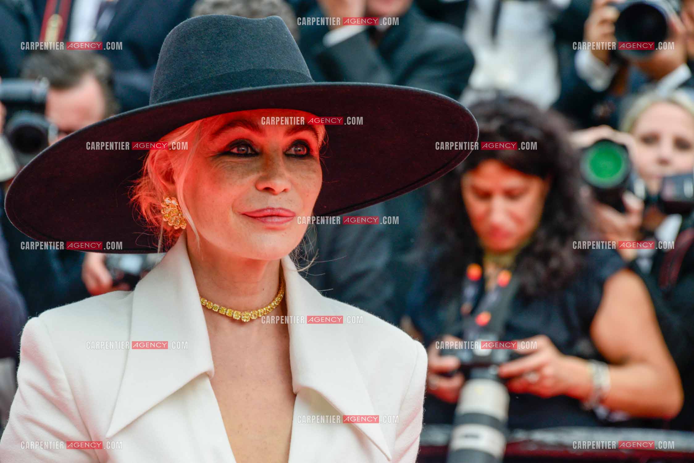 Festival de Cannes 2023. 76e édition, du 16 au 27 mai 2023 au Palais des festivals, à Cannes. L'actrice Emmanuelle beart assiste à la cérémonie d'ouverture et à la projection du film “ Jeanne du Barry “.