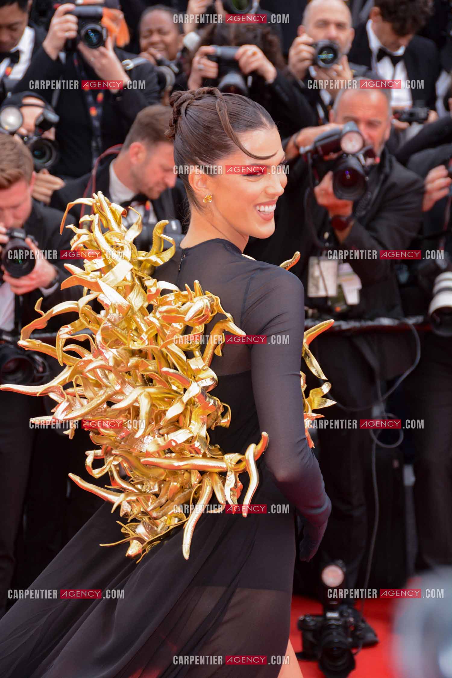 Festival de Cannes 2024. 77e édition du 14 au 25 Mai 2024. Le mannequin Iris Mittenaere - Montée des marches du film « Furiosa : Une saga de “ MAD MAX “.