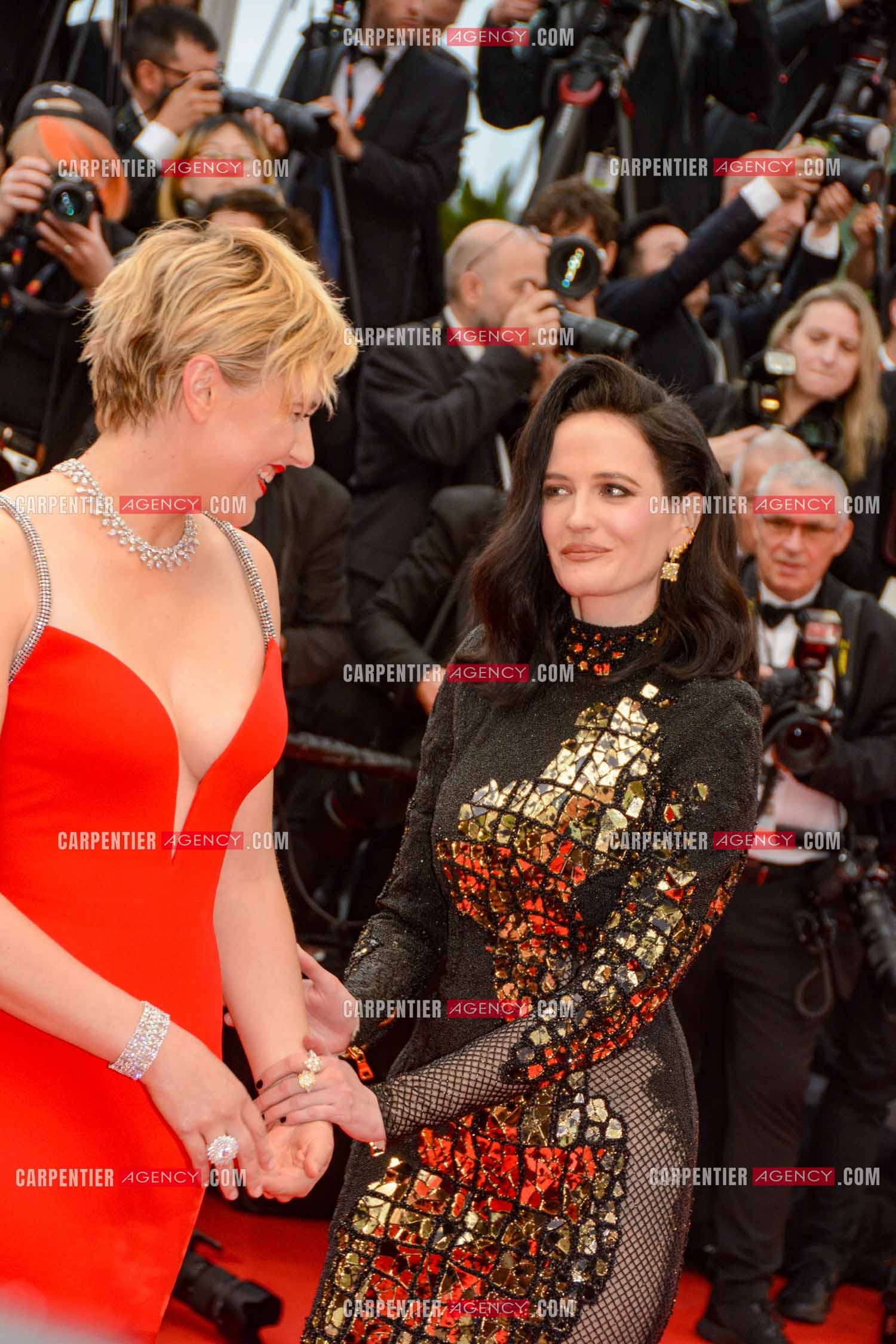 Festival de Cannes 2024. 77e édition du 14 au 25 Mai 2024. Les actrices Greta Gerwig et Eva Green - Montée des marches “ FURIOSA “. Une saga de “ MAD MAX “.