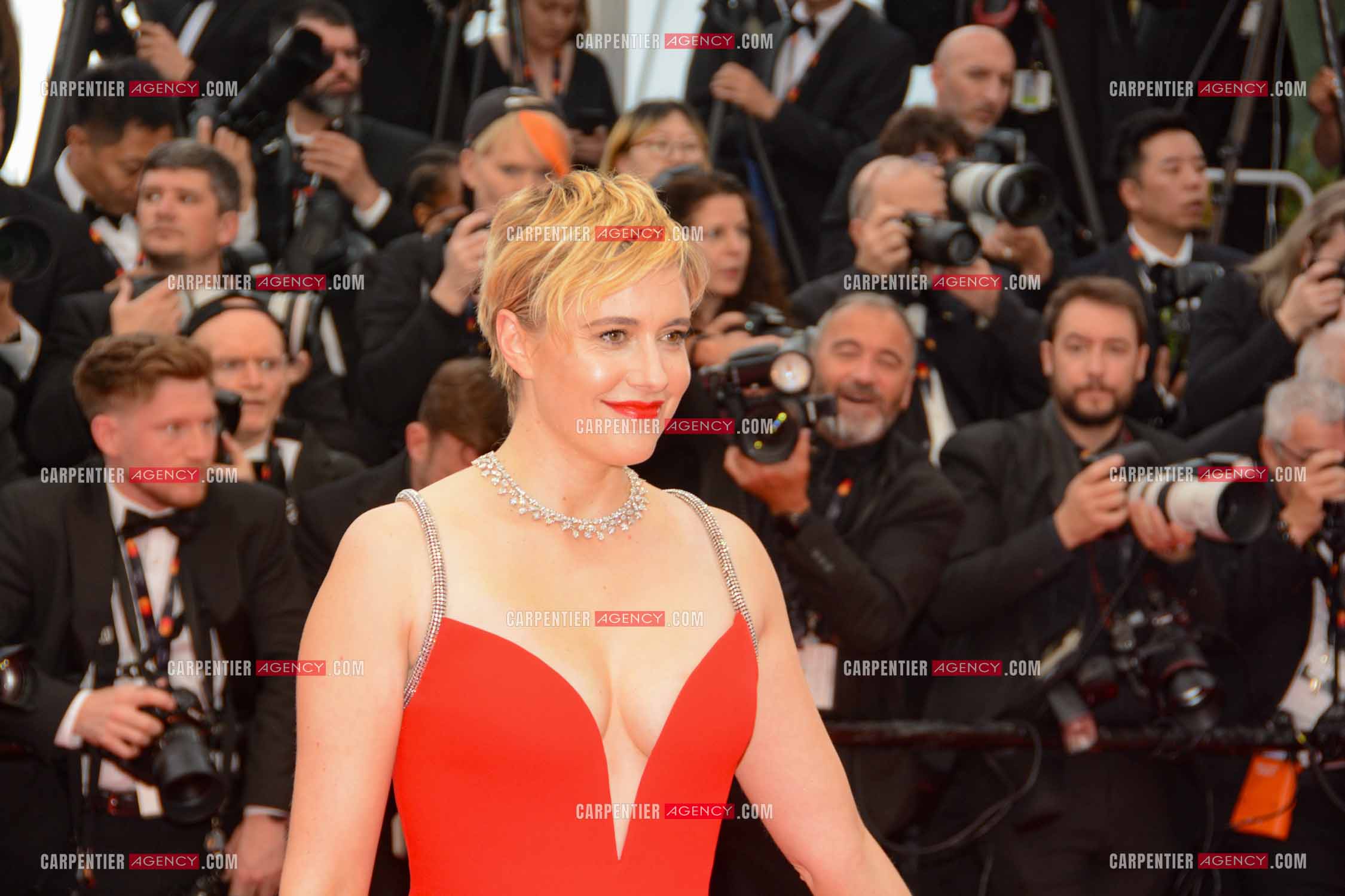 Festival de Cannes 2024. 77e édition du 14 au 25 Mai 2024. L'actrice américaine Greta Gerwig - Montée des marches “ FURIOSA “. Une saga de “ MAD MAX “.