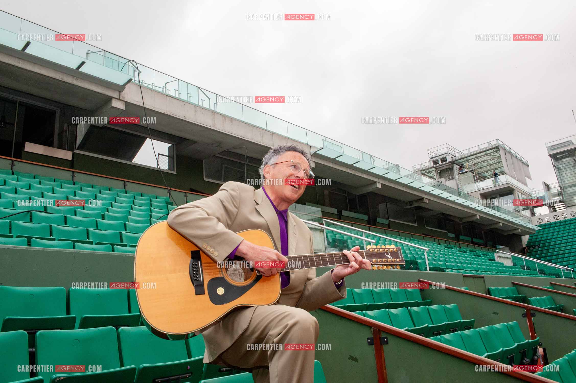 Le journaliste Nelson Monfort à Roland-Garros.  ( Exclusif )