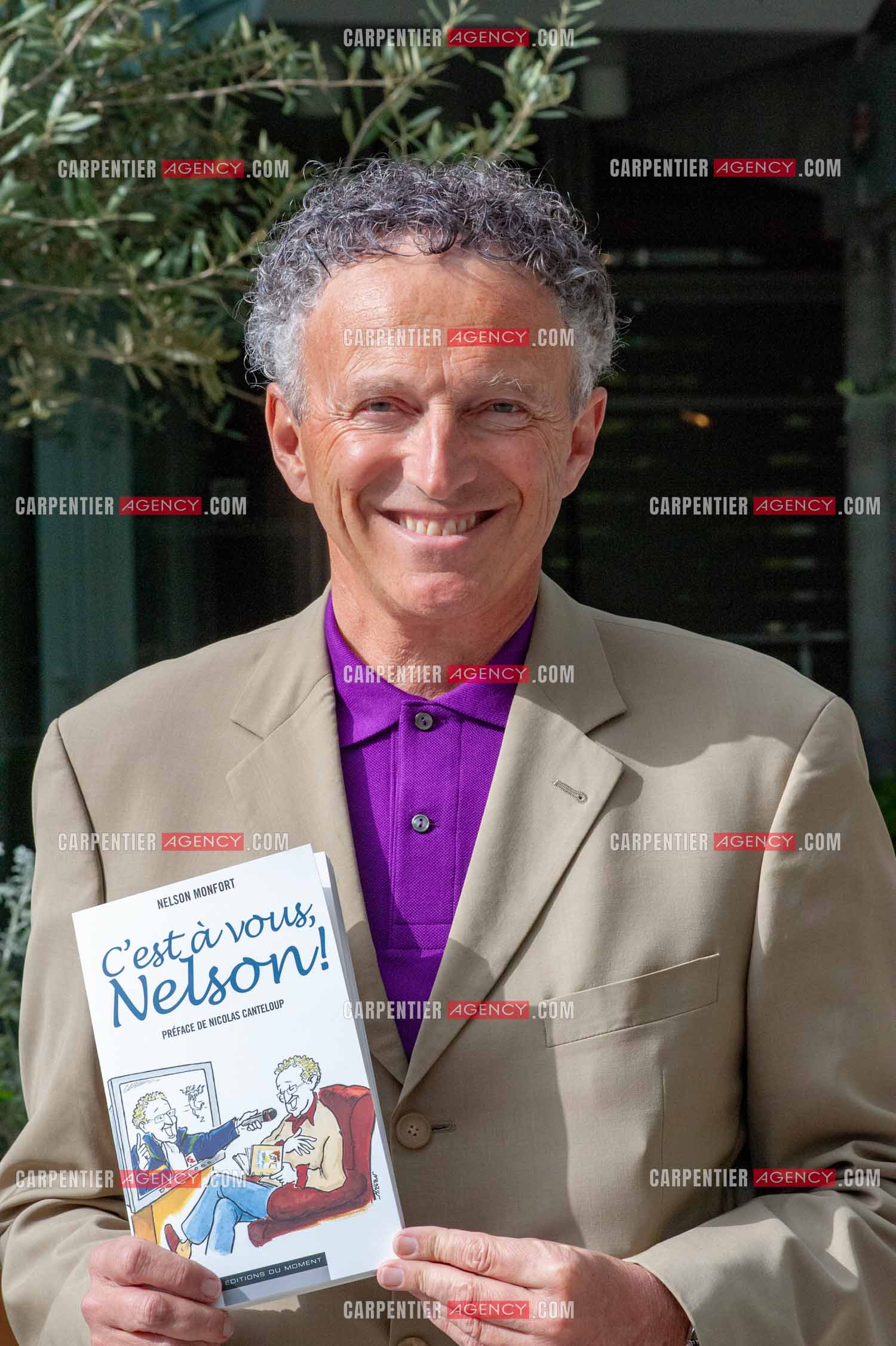 Le journaliste Nelson Monfort à Roland-Garros. Nelson présente son nouveau livre “ C'EST À VOUS NELSON “ aux éditions du Moment.  ( Exclusif )