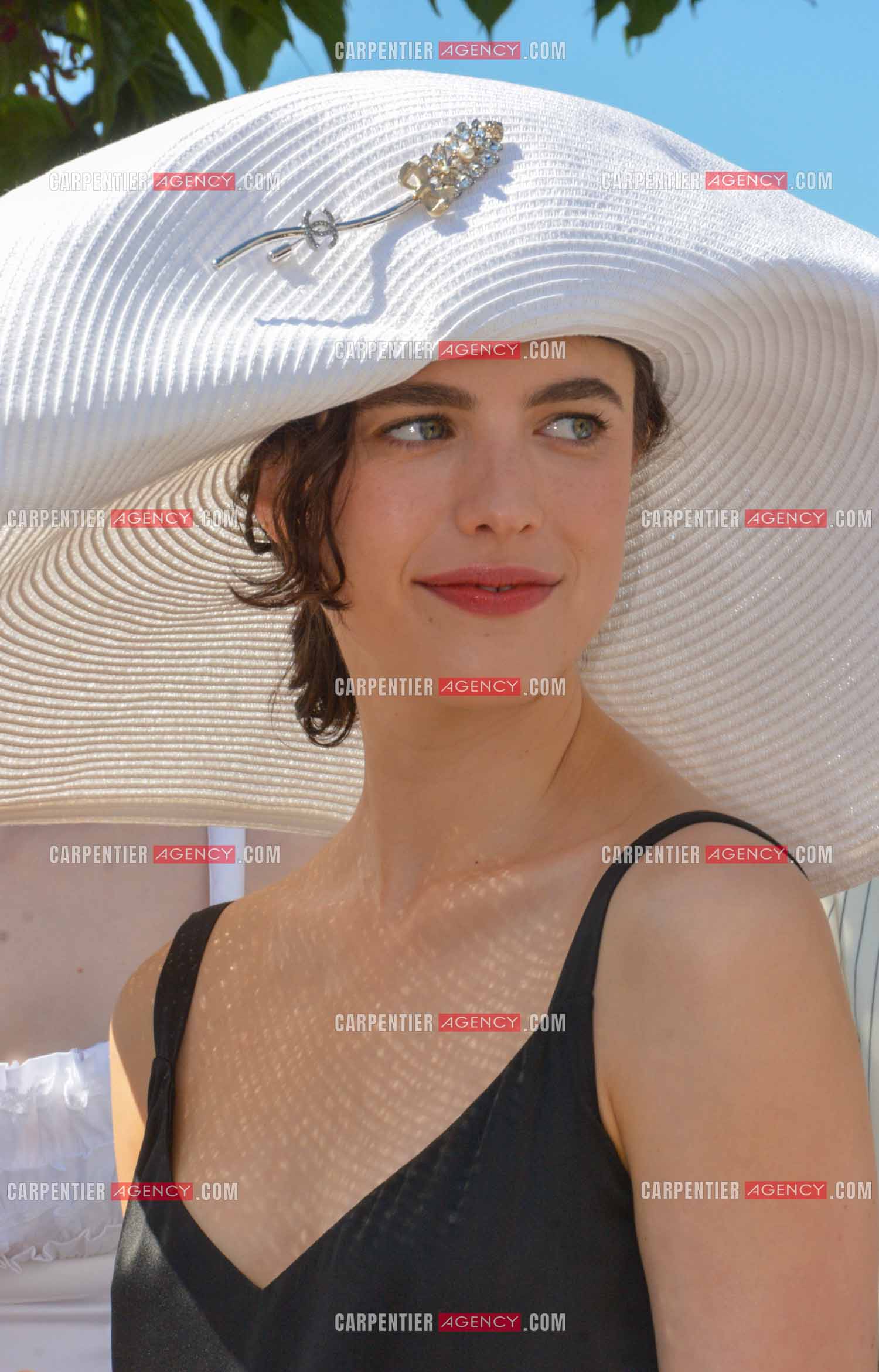 Festival de Cannes 2024. 77e édition du 14 au 25 Mai 2024. Photocall du film "Kinds of Kindness". L'actrice Margaret Qualley.