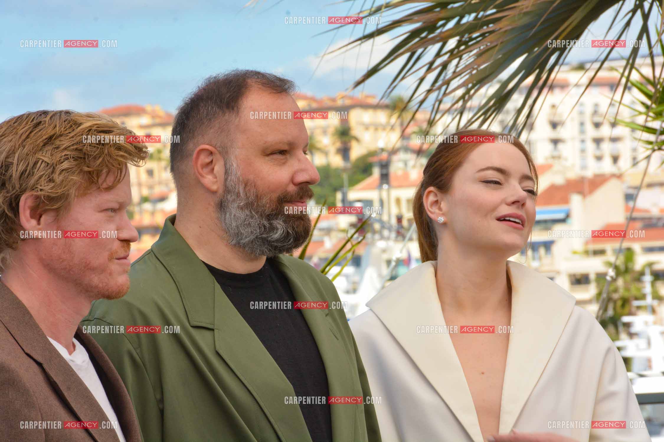 Festival de Cannes 2024. 77e édition du 14 au 25 Mai 2024. Photocall du film "Kinds of Kindness". L'acteur Jesse Plemons, le réalisateur Grec Yorgos Lanthimos et l'actrice Emma Stone.