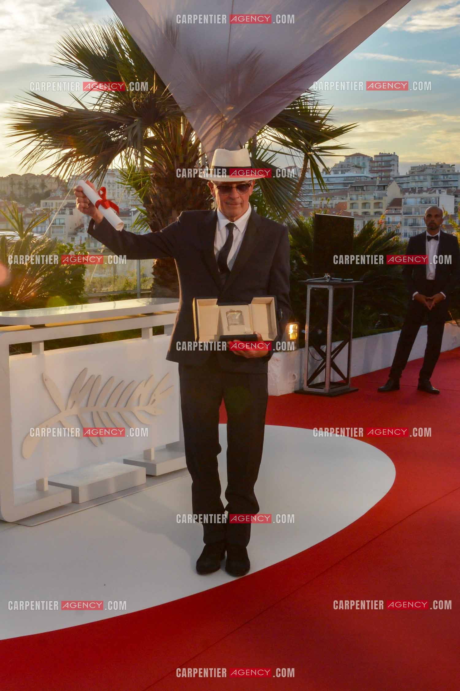 Clôture du  77ème Festival de Cannes et remises des Palmes d'or. Jacques Audiard pose avec le prix du jury pour 'Emilia Perez' lors de l'appel photo Palme D'Or Winners.