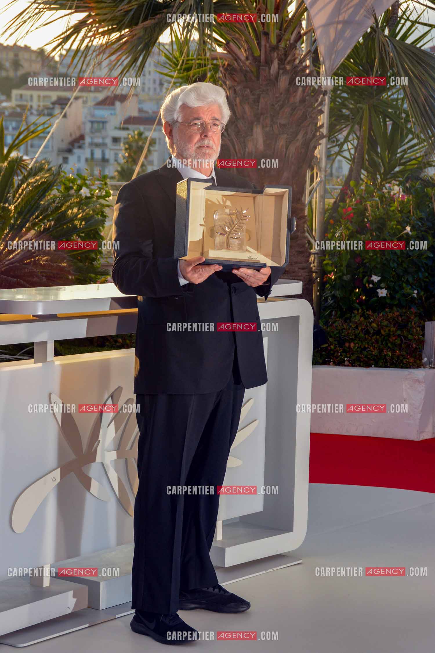 Clôture du  77ème Festival de Cannes et remises des Palmes d'or. Photocall des gagnants. Le réalisateur, scénariste et producteur américain George Lucas pose avec la Palme D'Or honoraire.