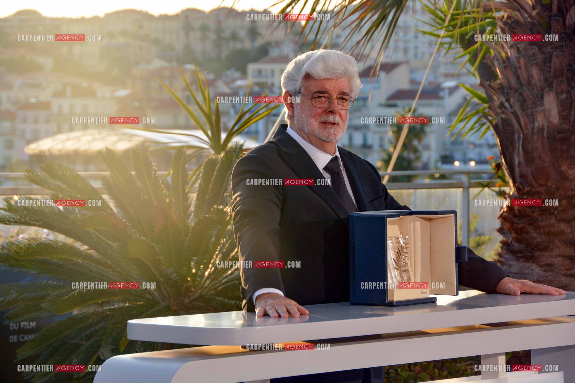 Clôture du  77ème Festival de Cannes et remises des Palmes d'or. Photocall des gagnants. Le réalisateur, scénariste et producteur américain George Lucas pose avec la Palme D'Or honoraire.