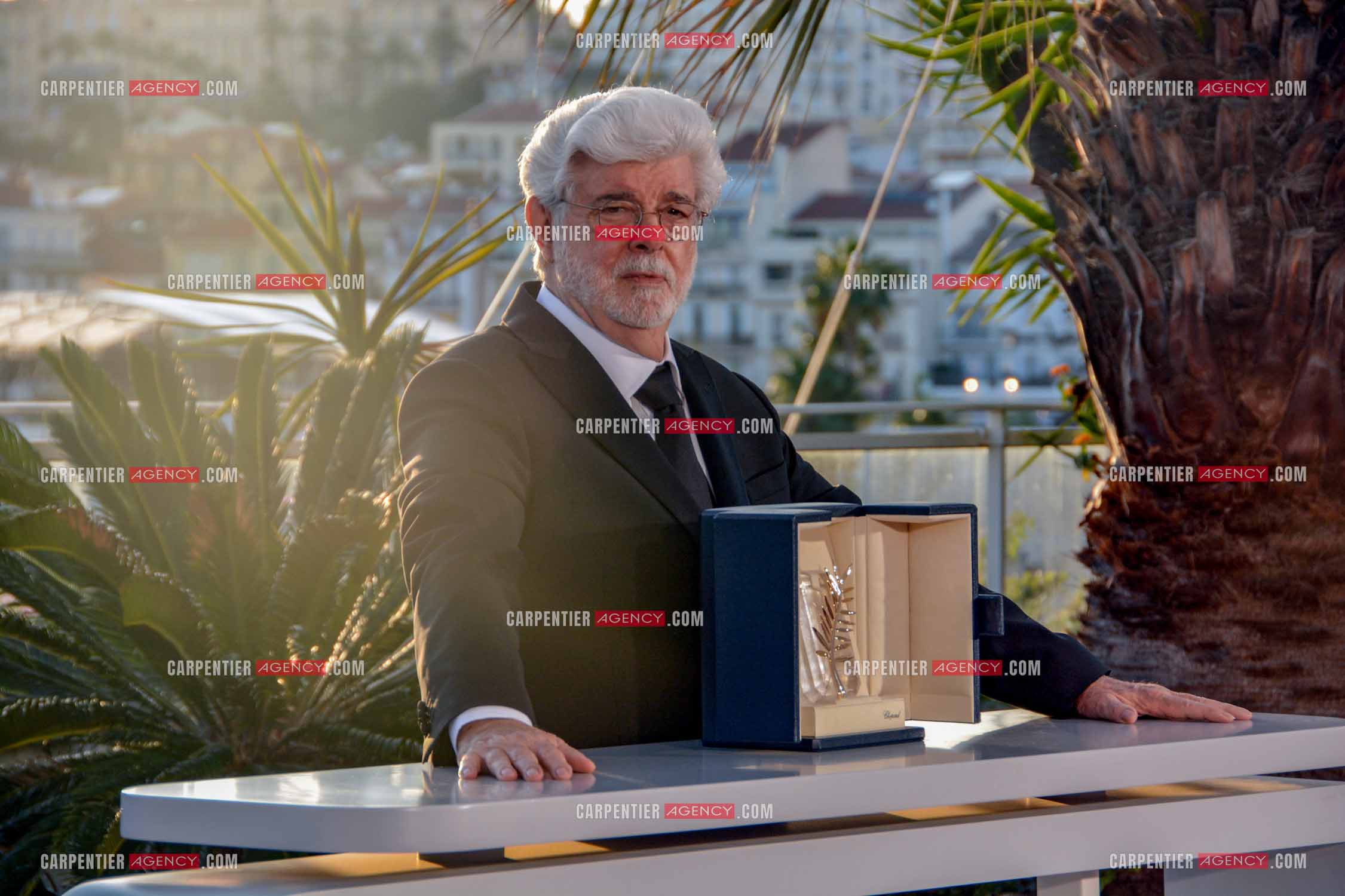Clôture du  77ème Festival de Cannes et remises des Palmes d'or. Photocall des gagnants. Le réalisateur, scénariste et producteur américain George Lucas pose avec la Palme D'Or honoraire.