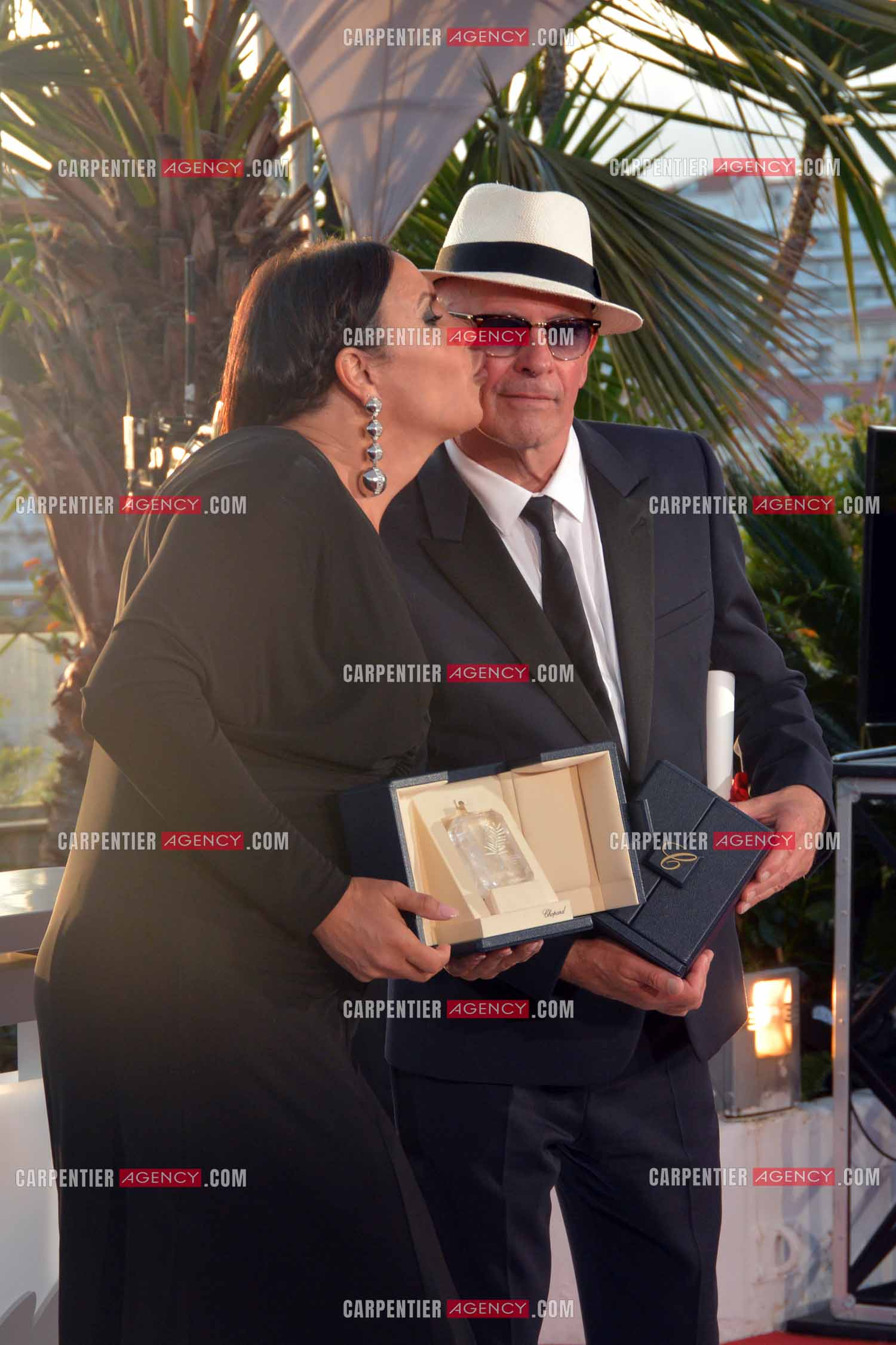 Clôture du  77ème Festival de Cannes et remises des Palmes d'or. Karla Sofía Gascón avec le prix de la 'meilleure actrice' pour 'Emilia Perez' avec Jacques Audiard posent avec le prix du jury pour 'Emilia Perez' lors de l'appel photo Palme D'Or Winners.