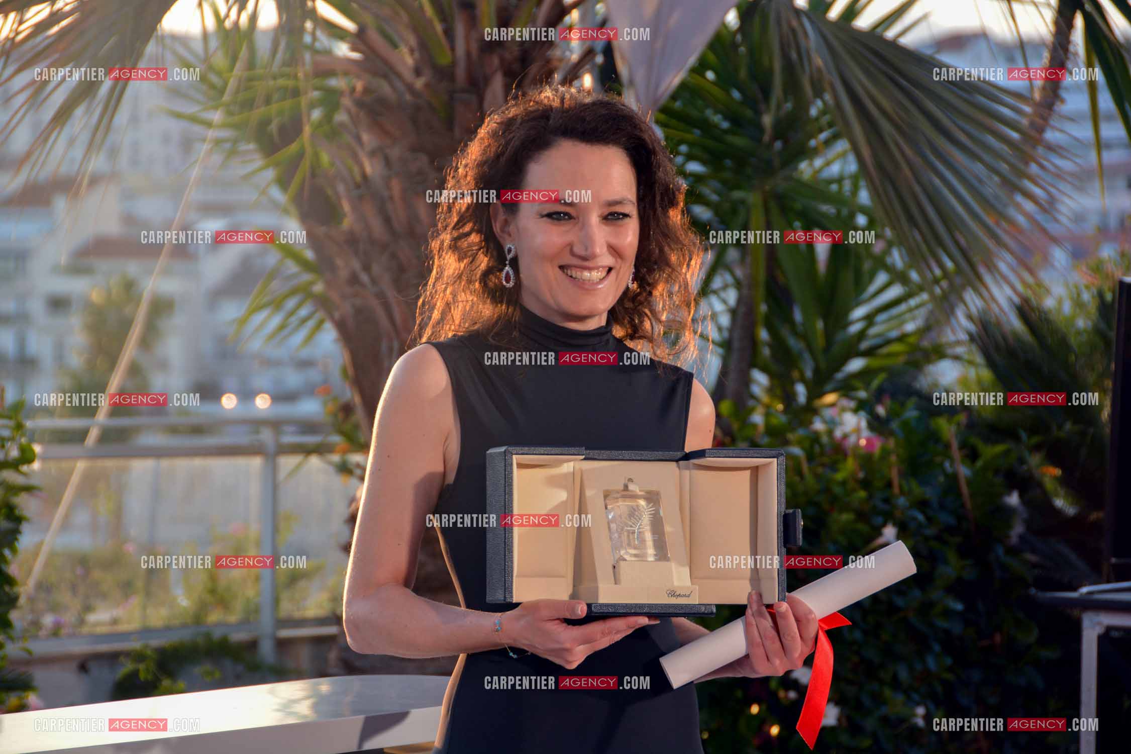 Clôture du  77ème Festival de Cannes et remises des Palmes d'or. Coralie Fargeat pose avec le prix du « meilleur scénario » pour « la substance » lors de la conférence photo Palme D'Or.